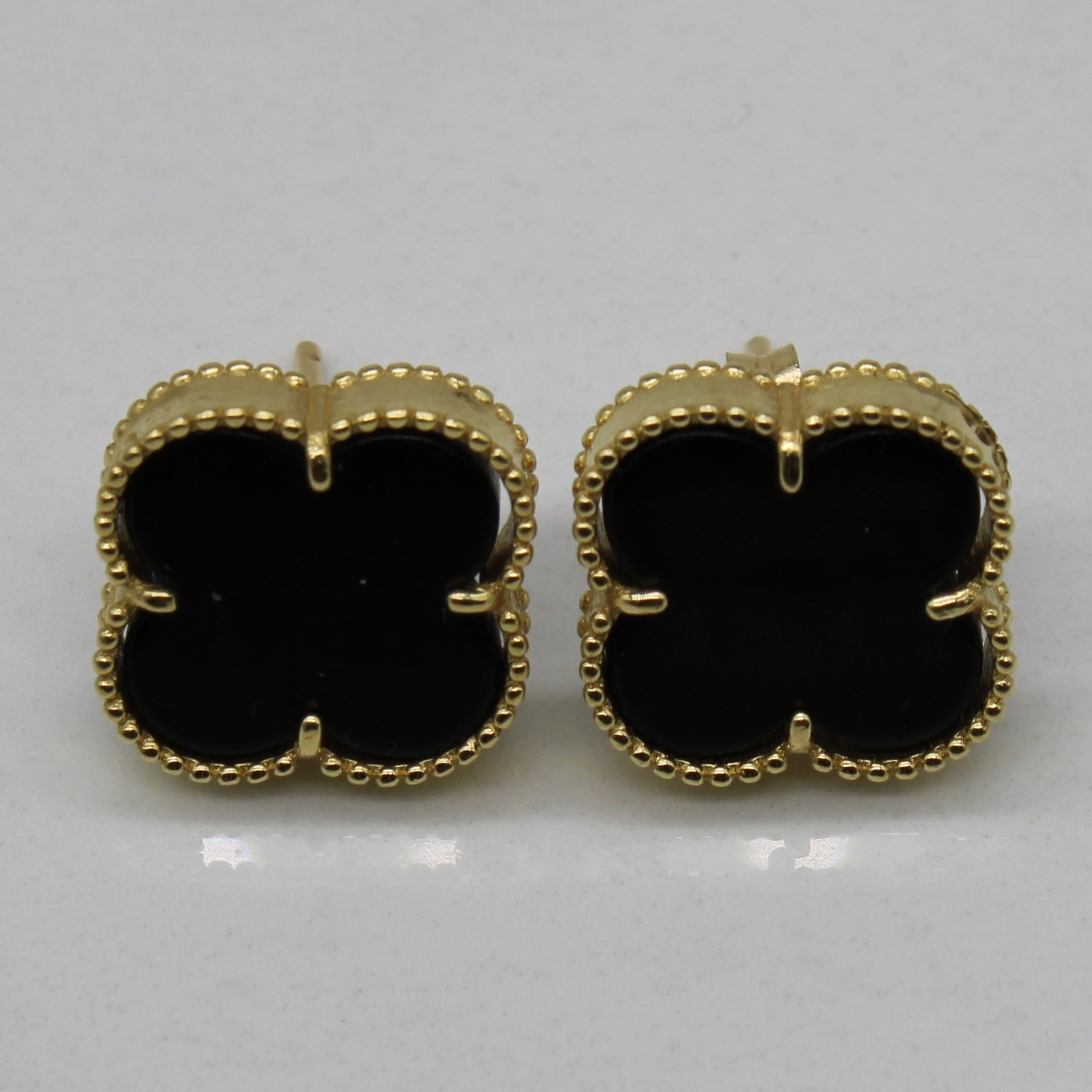 Ensemble boucles d'oreilles et pendentif trèfle à quatre feuilles en onyx | 9,00 ctw | 