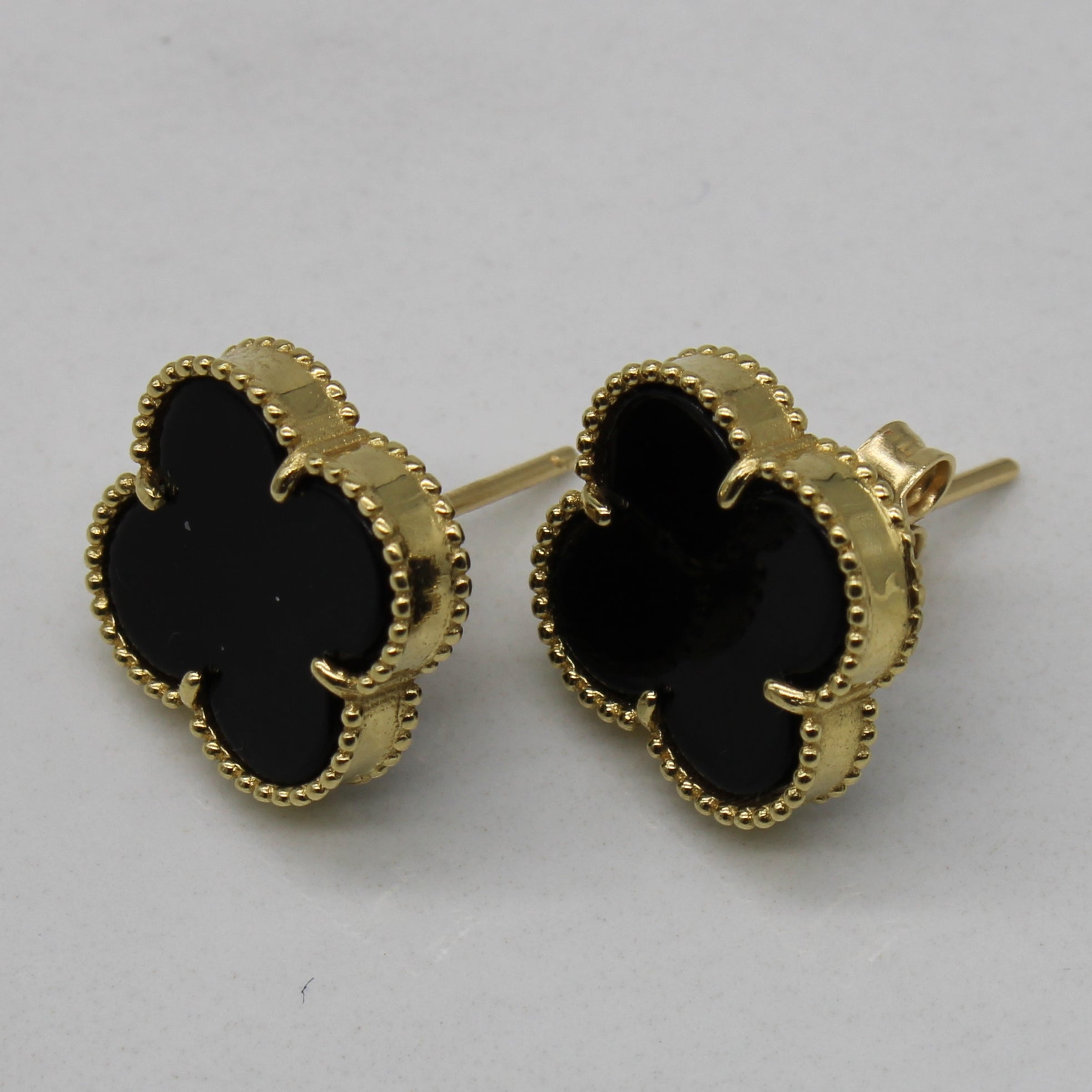 Ensemble boucles d'oreilles et pendentif trèfle à quatre feuilles en onyx | 9,00 ctw | 