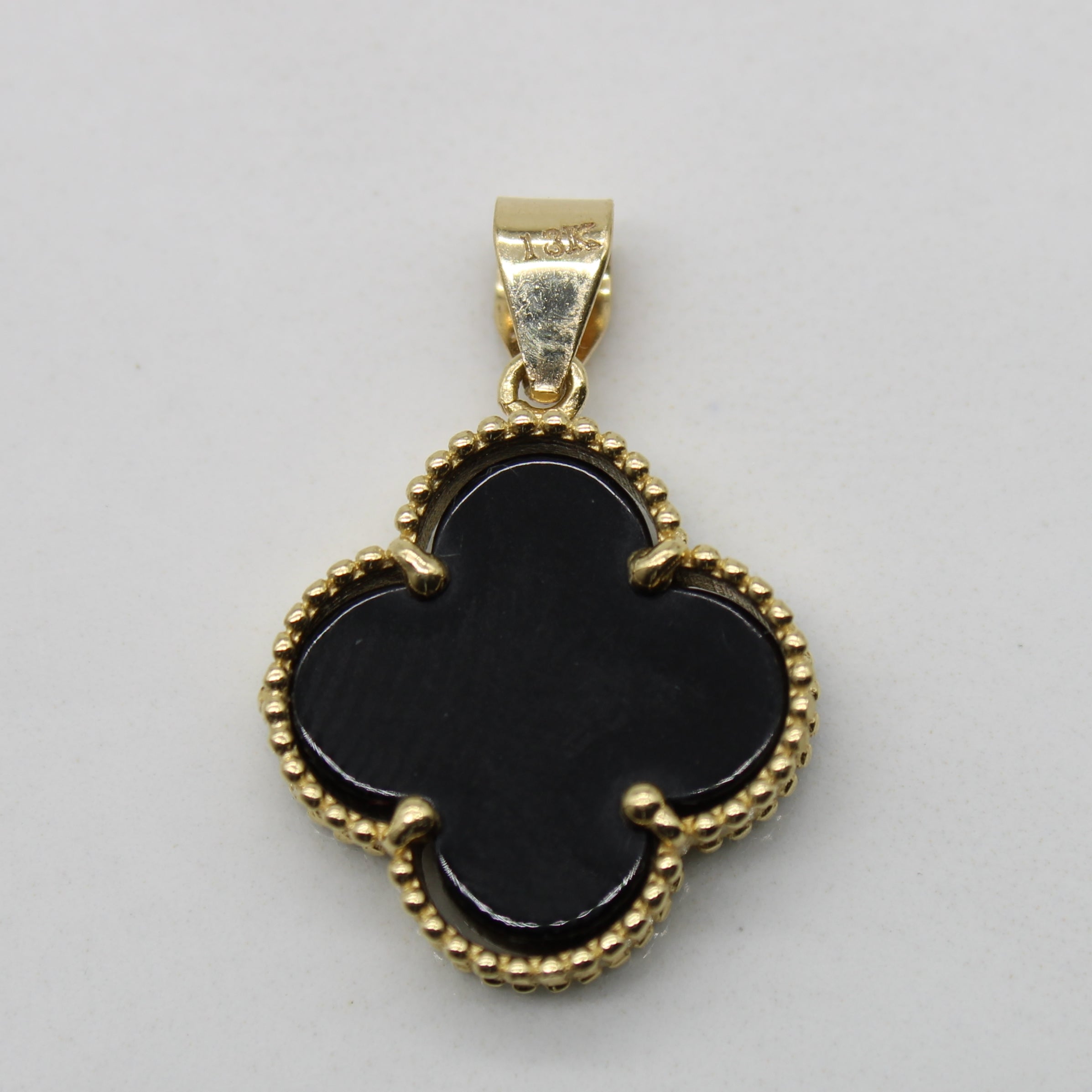 Ensemble boucles d'oreilles et pendentif trèfle à quatre feuilles en onyx | 9,00 ctw | 