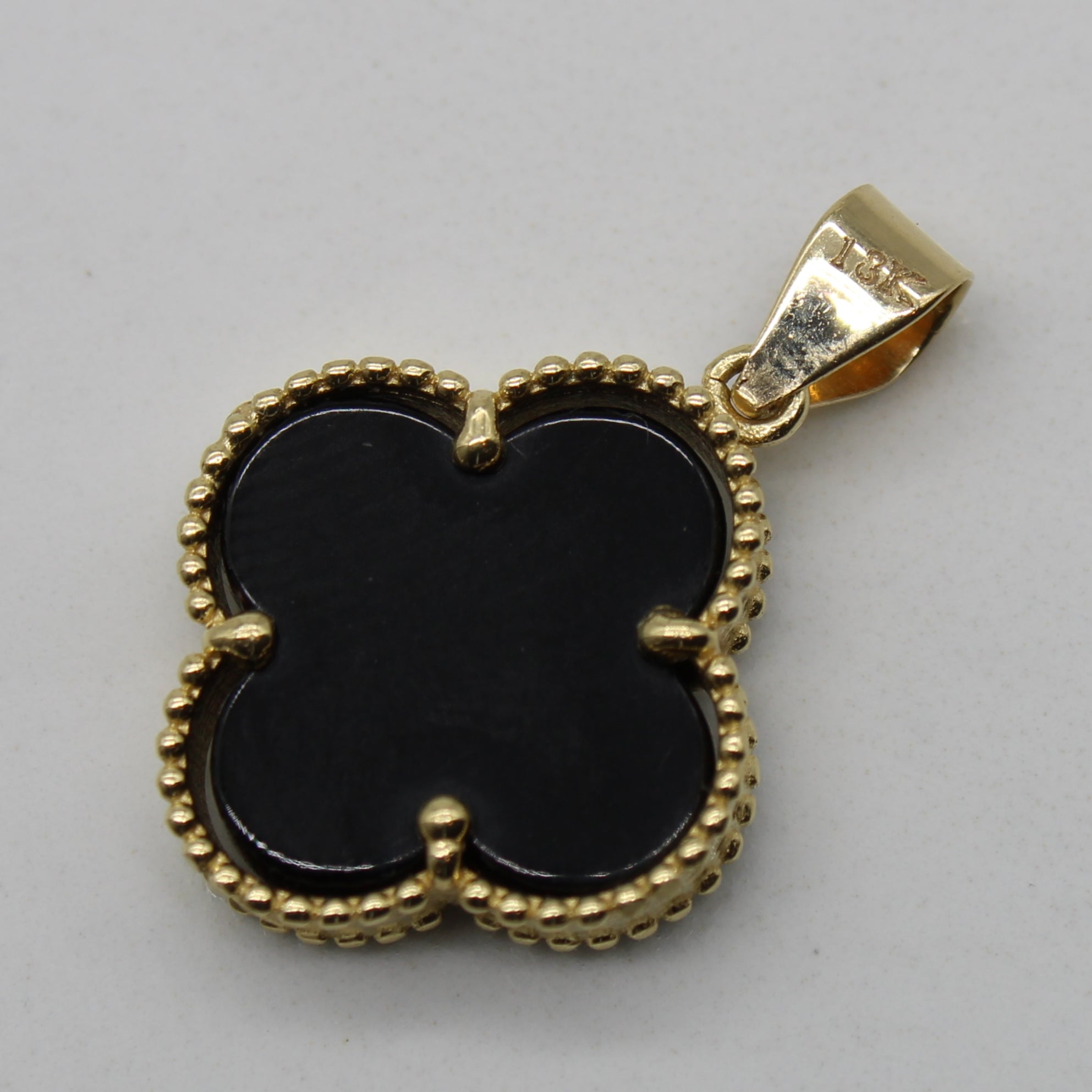 Ensemble boucles d'oreilles et pendentif trèfle à quatre feuilles en onyx | 9,00 ctw | 