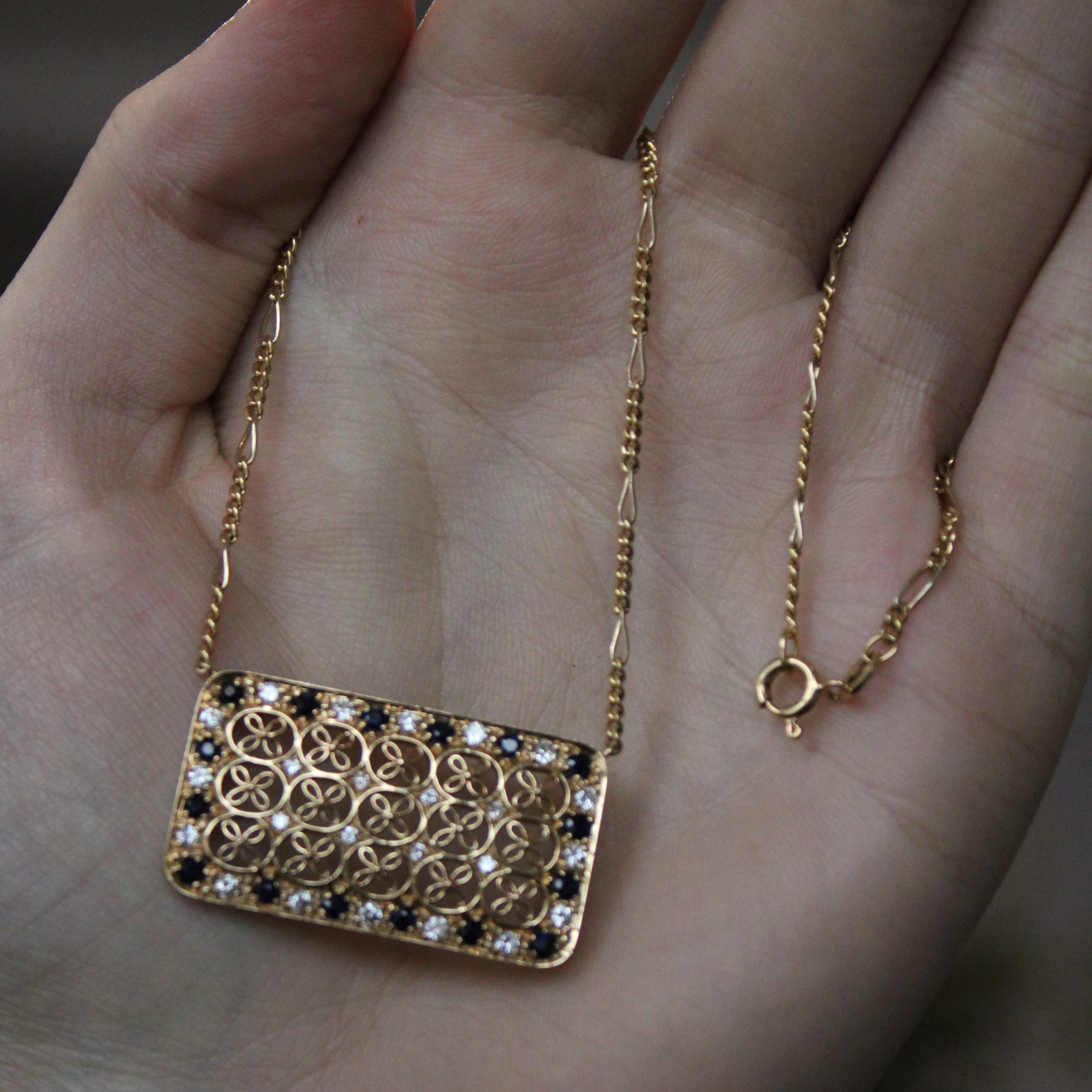 Collier à plaque en treillis de saphirs et diamants | 1,10 ct au total, 0,56 ct au total | 15 pouces | 