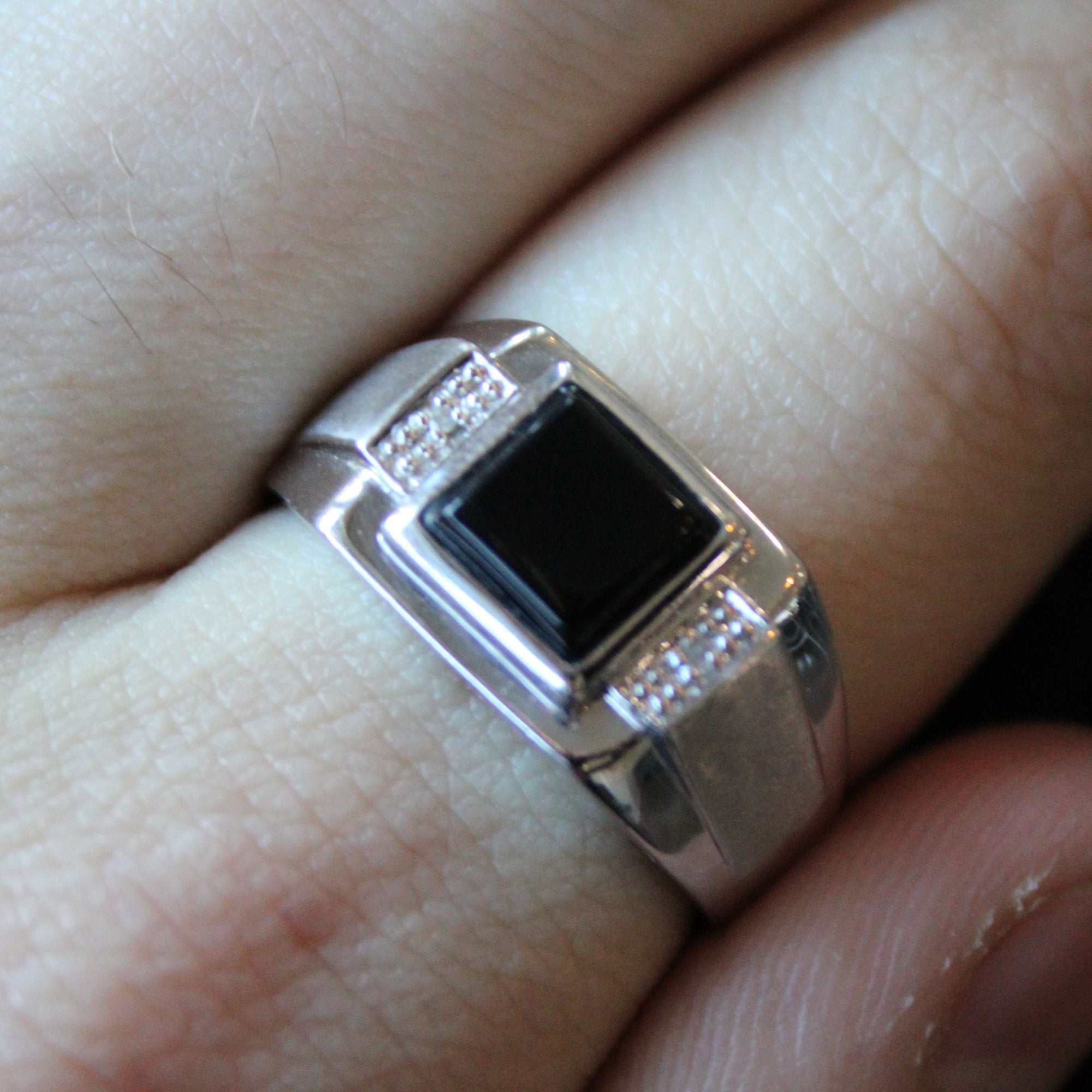 Onyx Cab & Diamond Signet Ring | 0.65ct, 0.01ctw | SZ 10.5 |