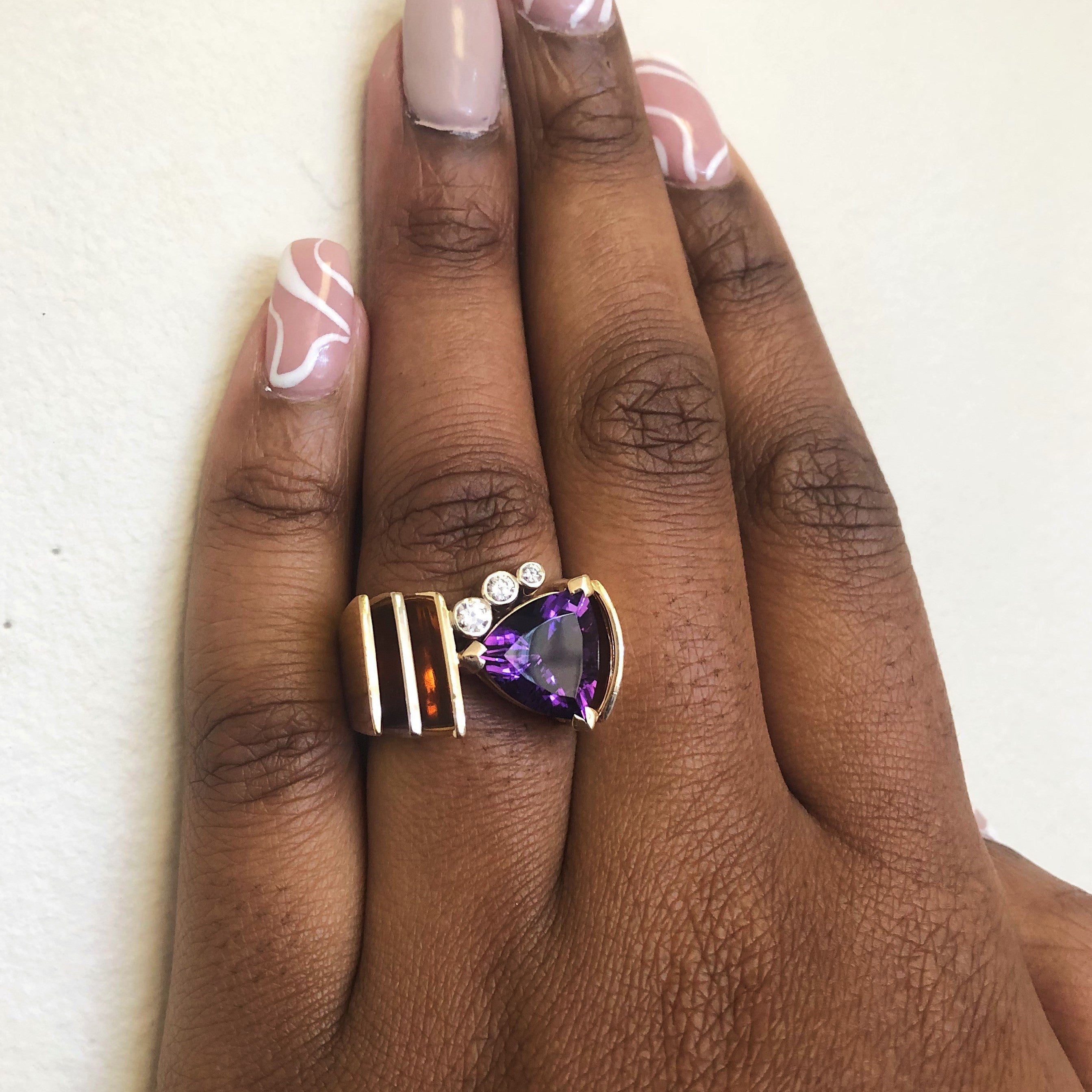 Bague cocktail en améthyste taille trillion et diamants | 5,50 ct, 0,20 ct au total | Taille 7,5 | 