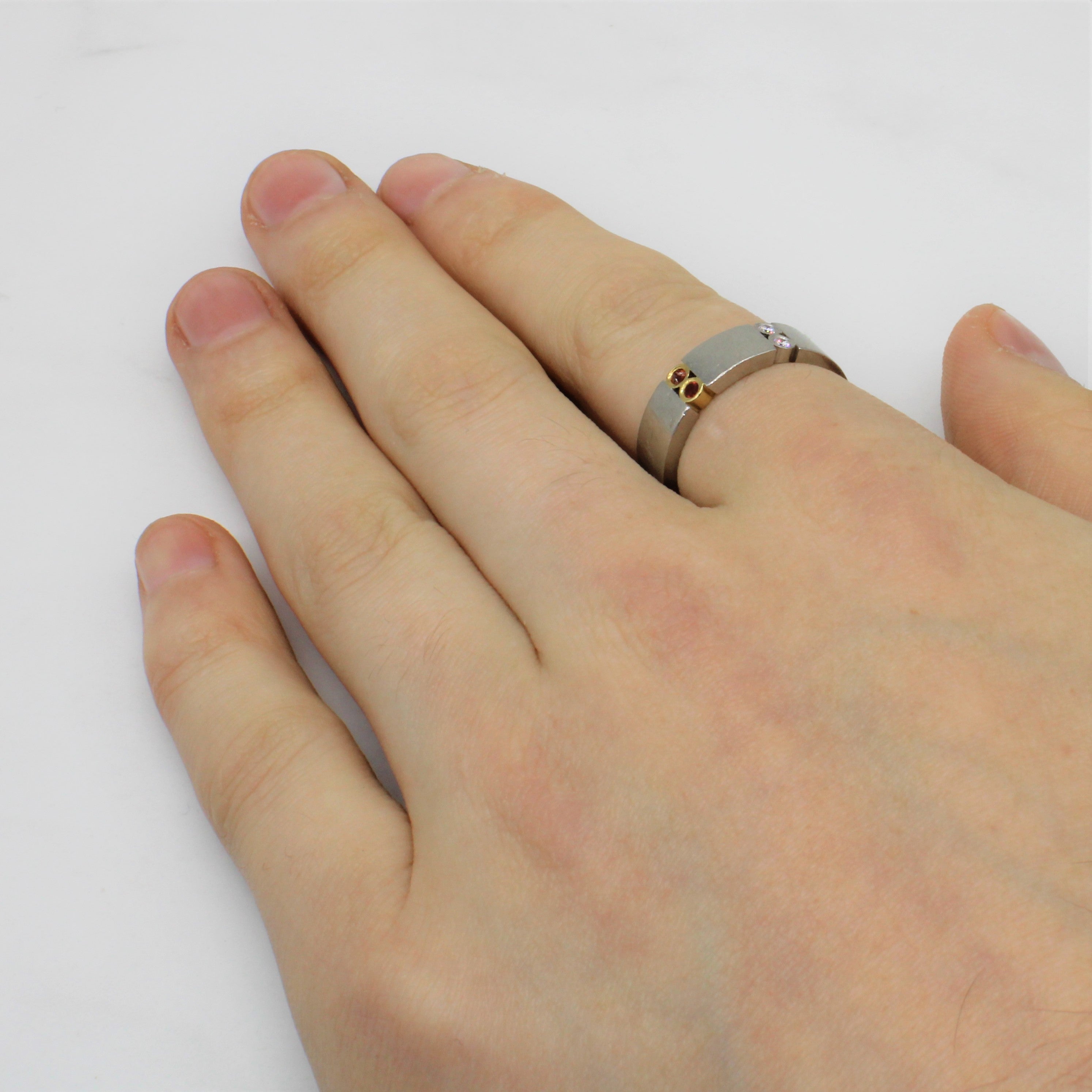 Bague sertie de diamants et de grenats | 0,07 ct au total, 0,07 ct au total | Taille 10 | 