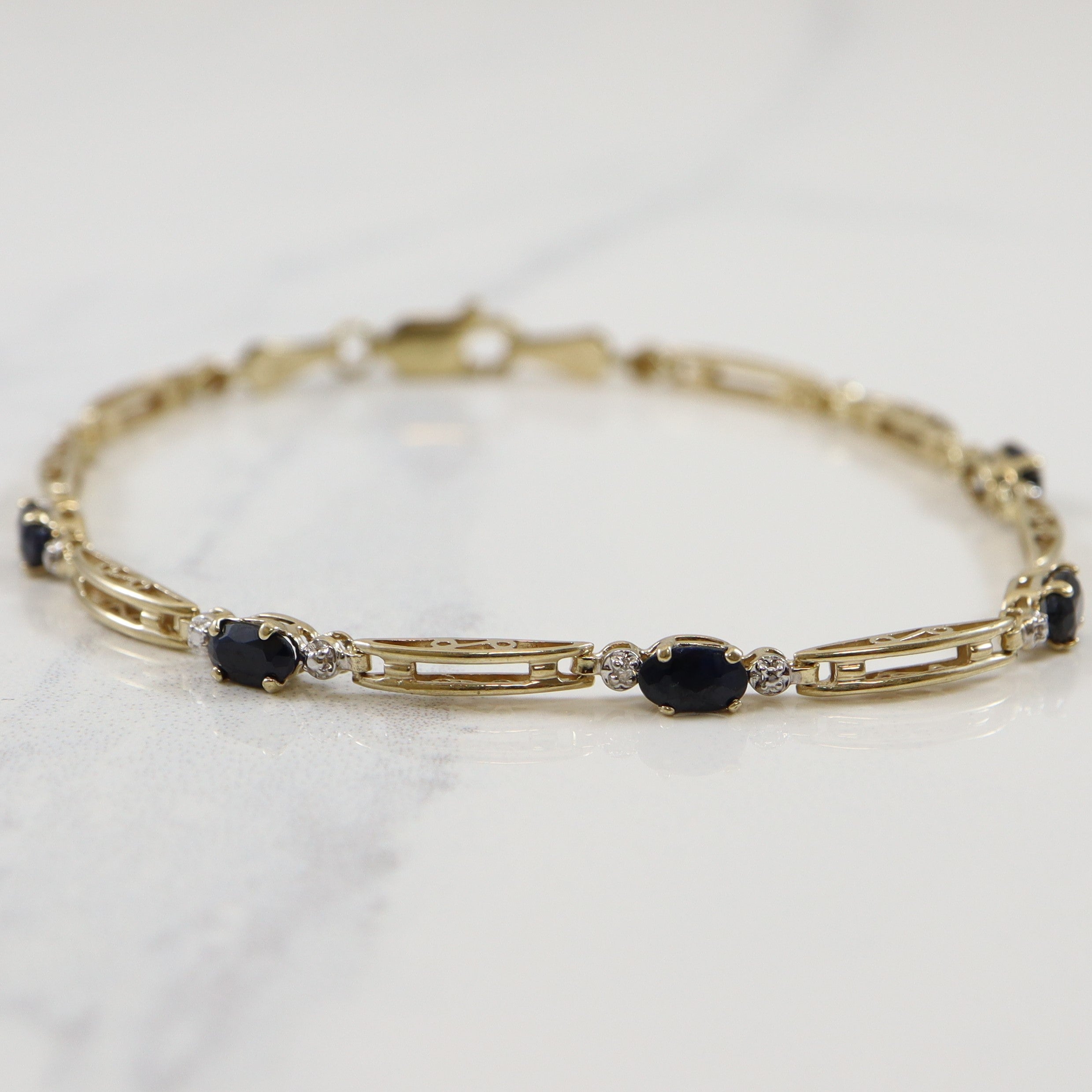 Bracelet en or jaune 10 carats, saphirs et diamants | 1,45 ct au total, 0,005 ct au total | 17,8 cm | 
