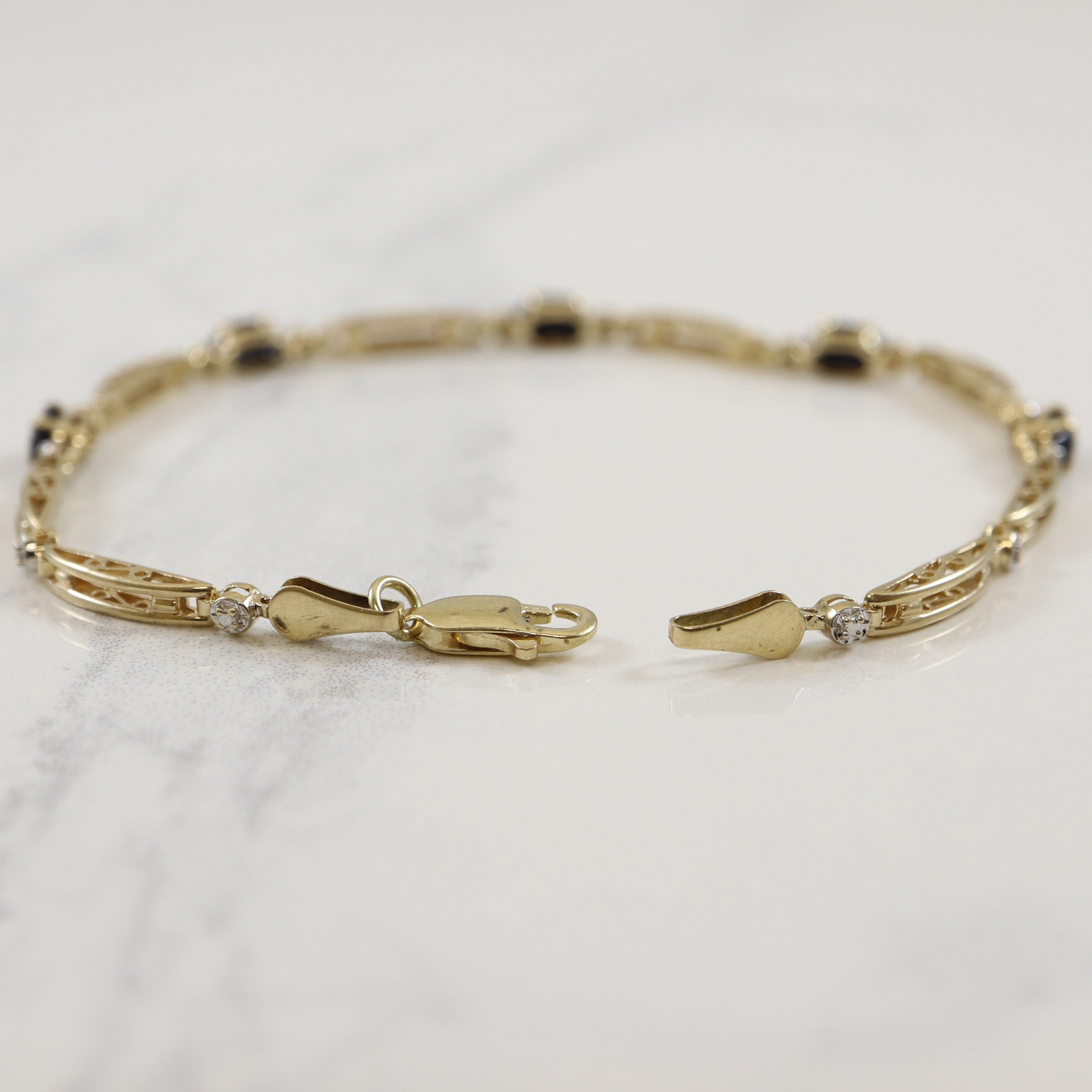 Bracelet en or jaune 10 carats, saphirs et diamants | 1,45 ct au total, 0,005 ct au total | 17,8 cm | 