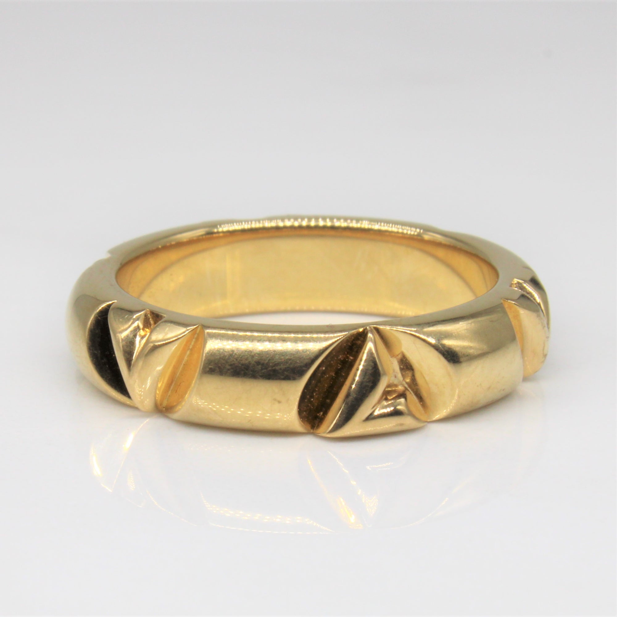 Louis Vuitton 2019 Gold Essential V Ring · INTO