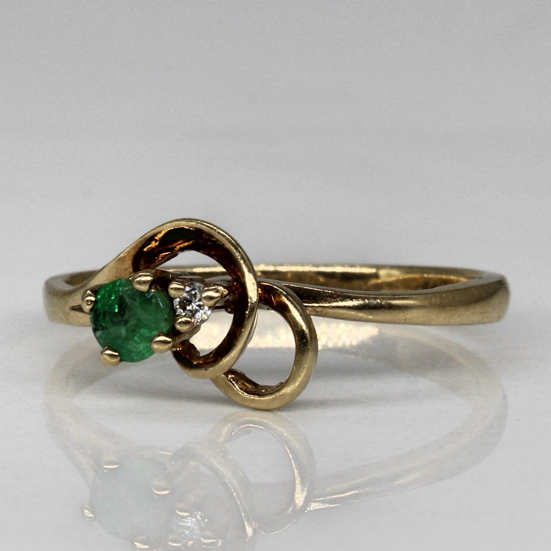 Emerald & Diamond Swirl Ring | 0.08ct, 0.02ct | SZ 6.25 |
