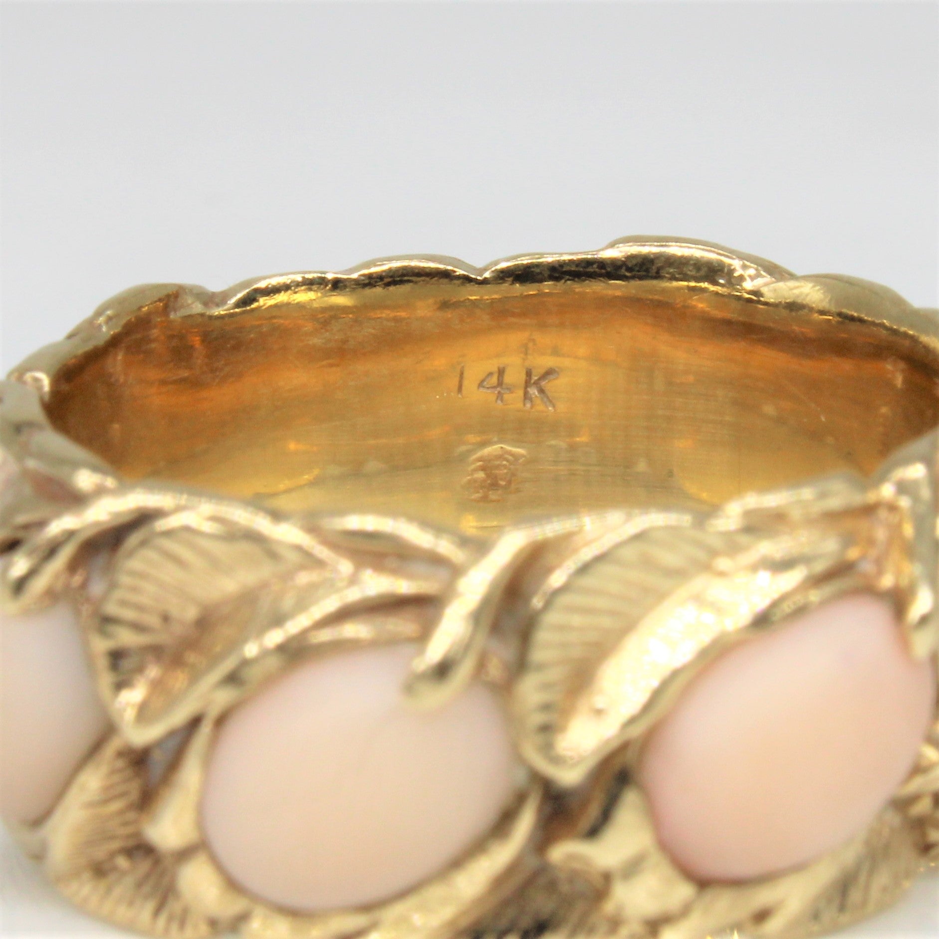 1950s Coral Cabochon Leaf Patterned Ring | 3.50ctw | SZ 9 |