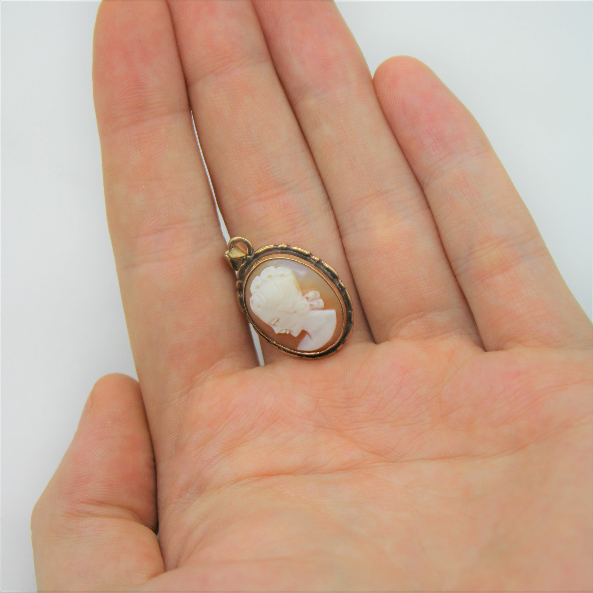 1970s Carved Shell Cameo Pendant |