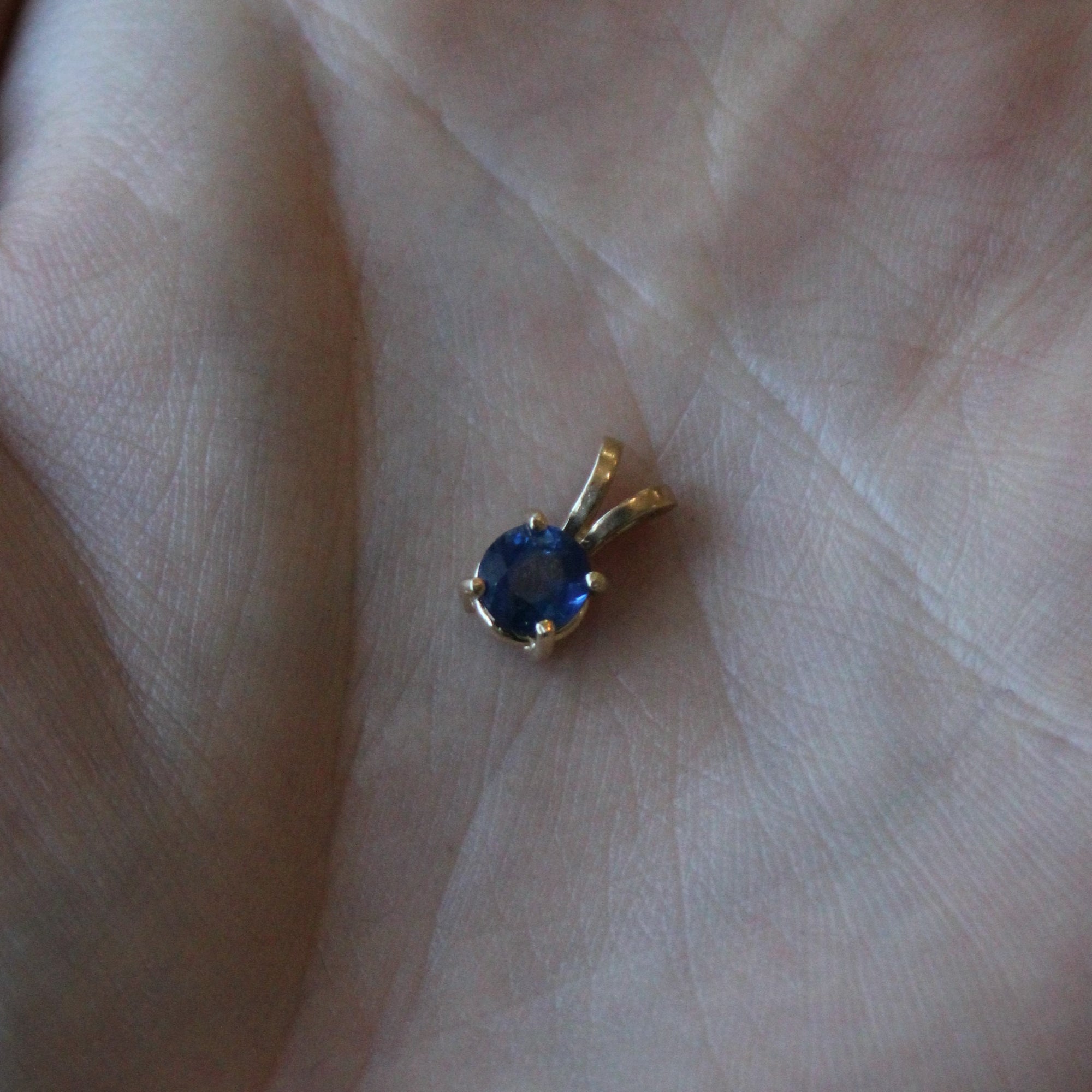 Oval Cut Sapphire Pendant | 0.85ct |