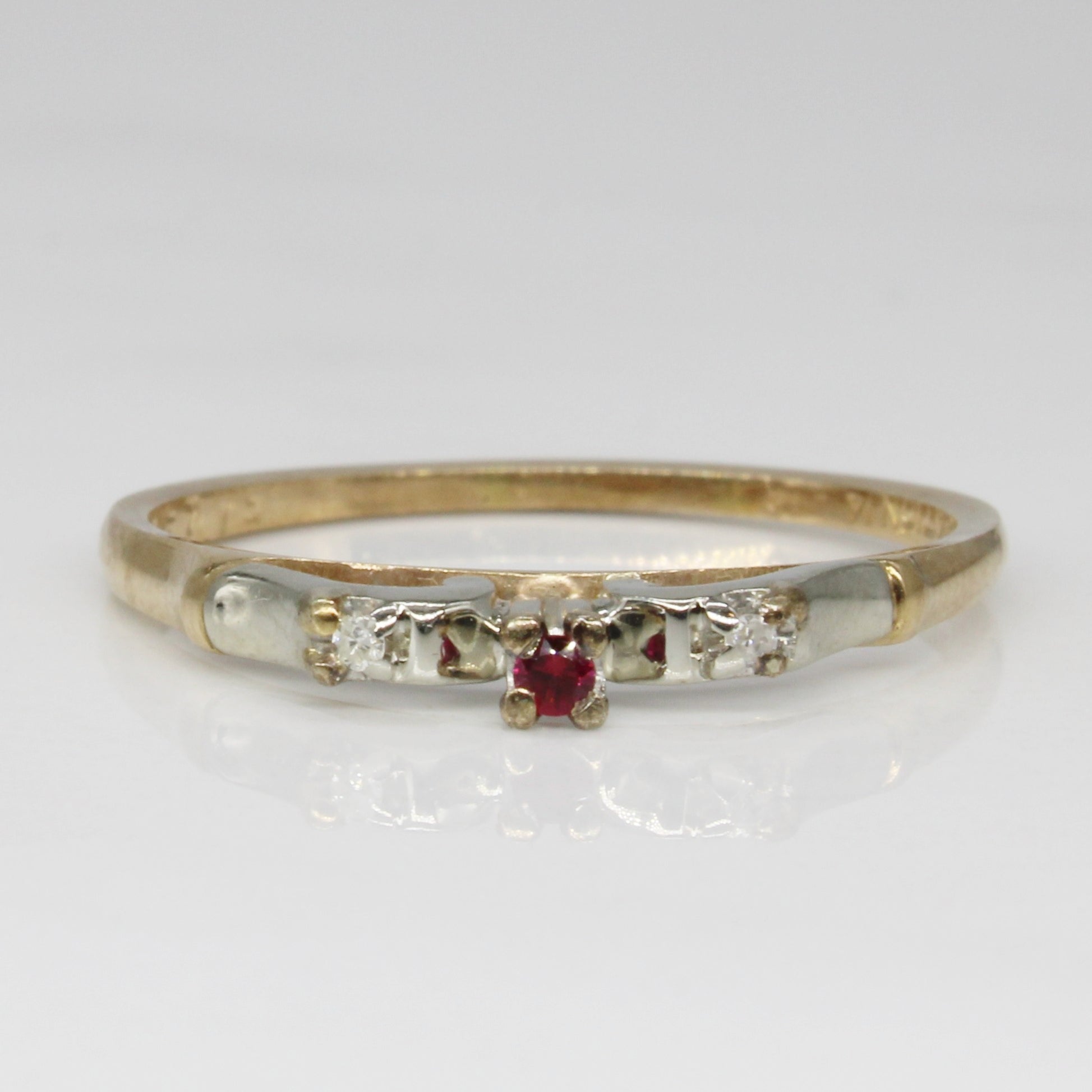 Bague en rubis synthétique et diamants | 0,02 ct, 0,01 ct au total | Taille 7,75 | 