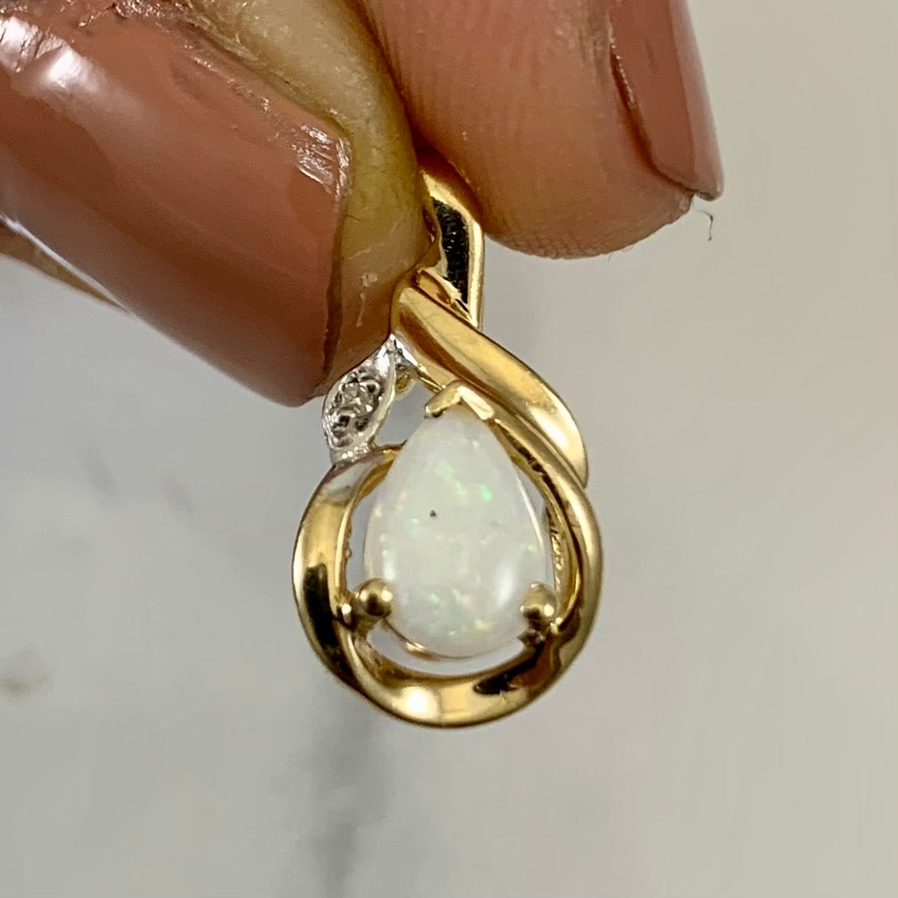 Opal & Diamond Twist Pendant | 0.40ct, 0.005ct |