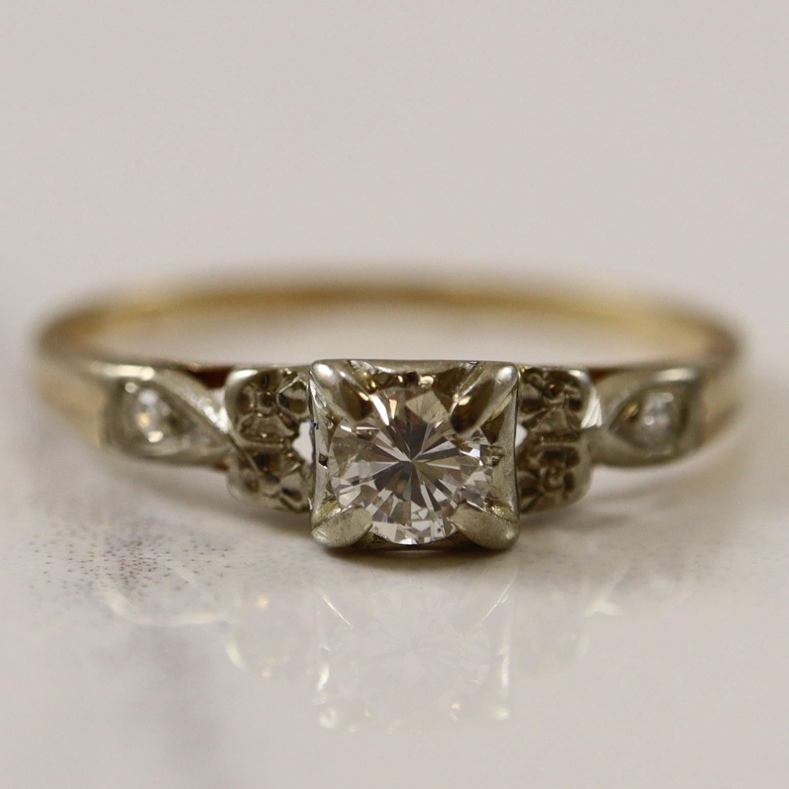 Retro Three Stone Diamond Ring | 0.21ctw | SZ 7 |