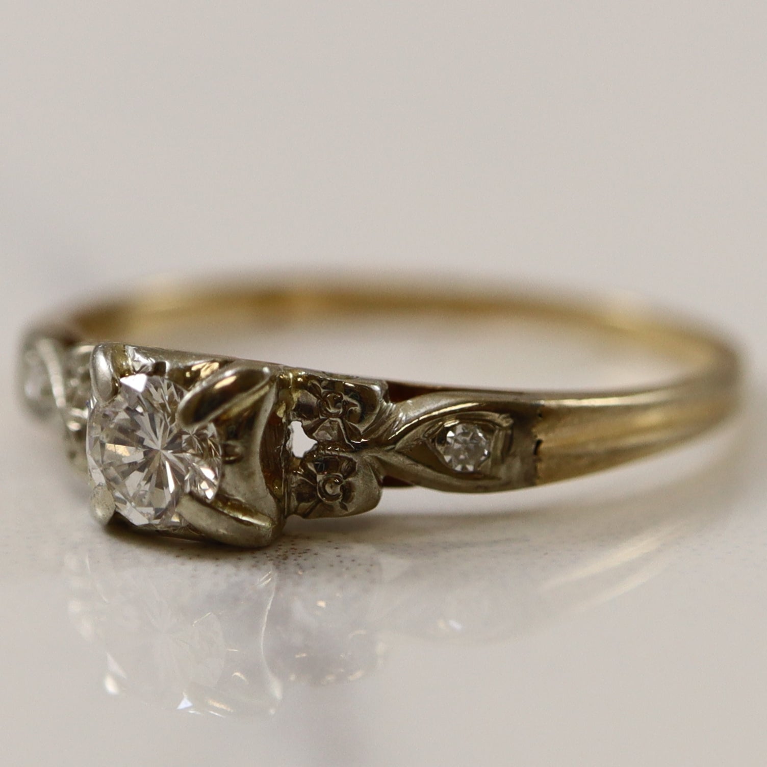 Retro Three Stone Diamond Ring | 0.21ctw | SZ 7 |