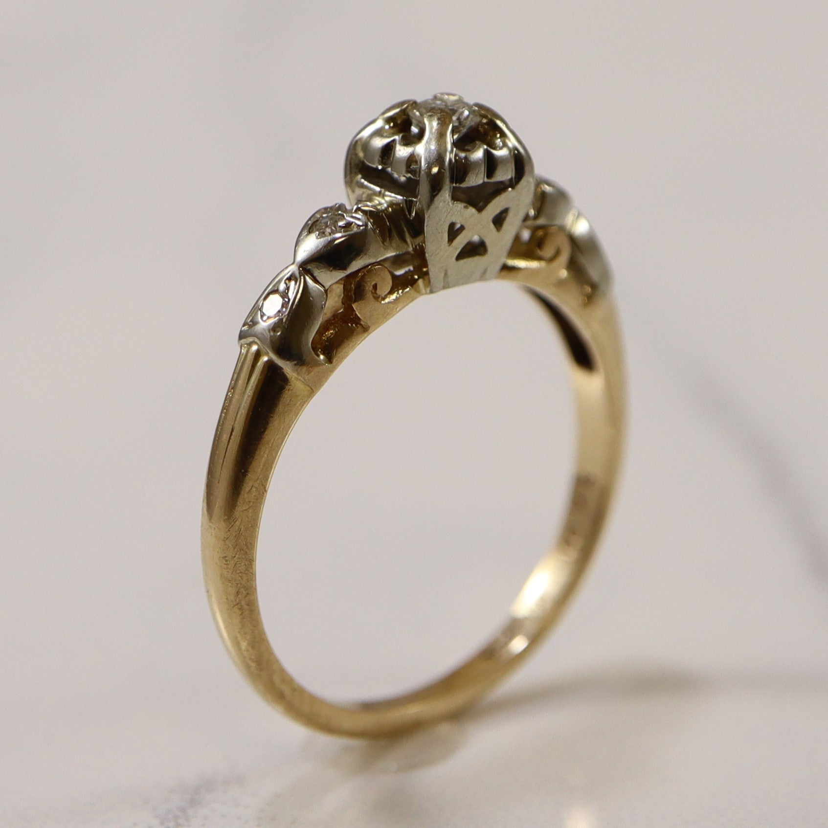 Heart Detail Diamond Retro Ring | 0.10ctw | SZ 6 |