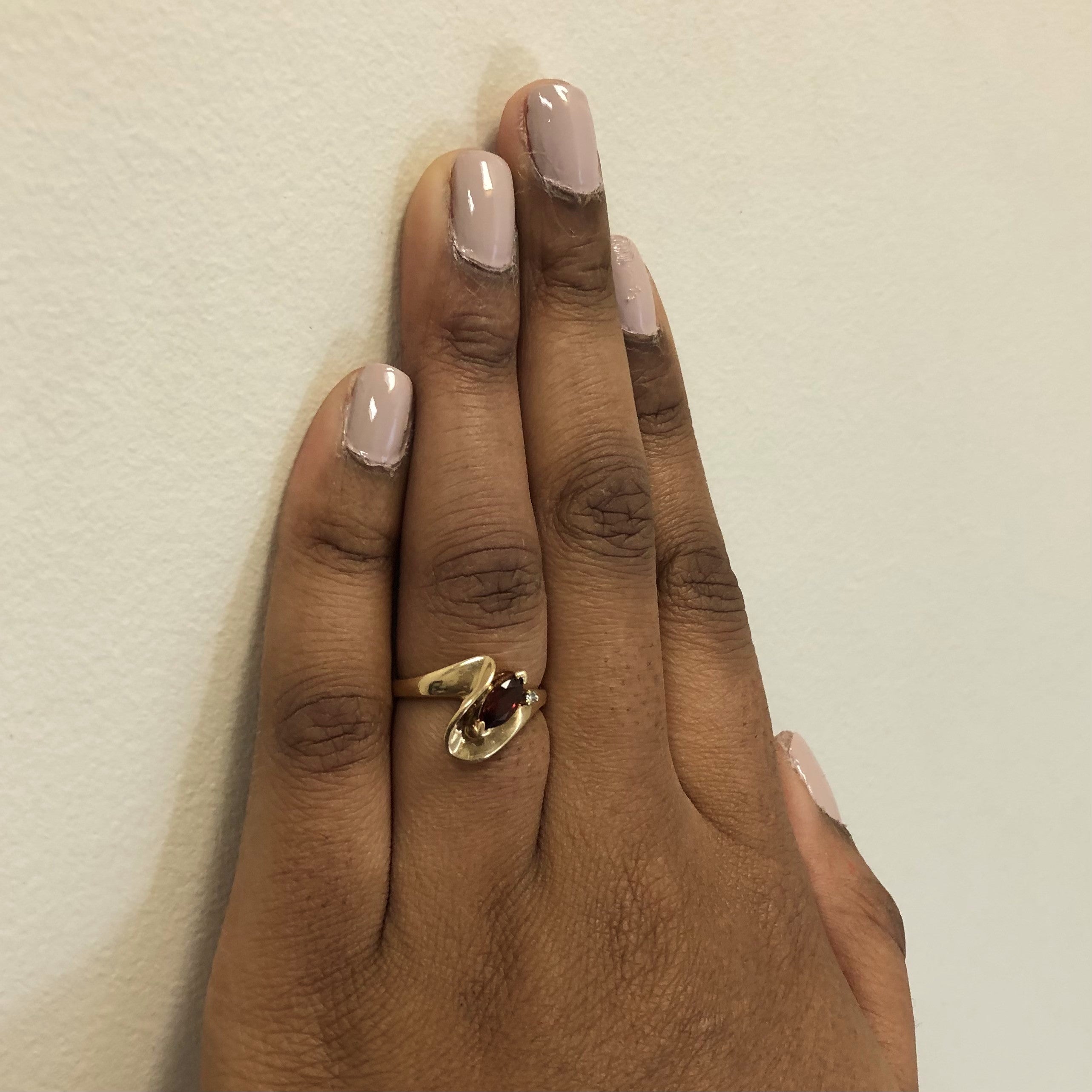 Bague Wave Bypass en grenat et diamants | 0,02 ct, 0,50 ct | Taille 8 | 