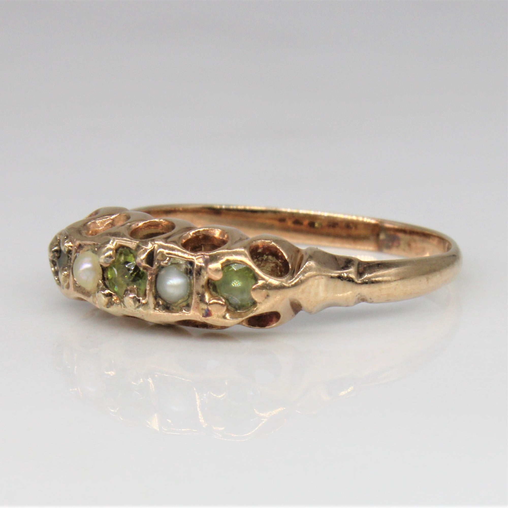 Mid Century Peridot & Pearl Ring | 0.17ctw | SZ 6 |