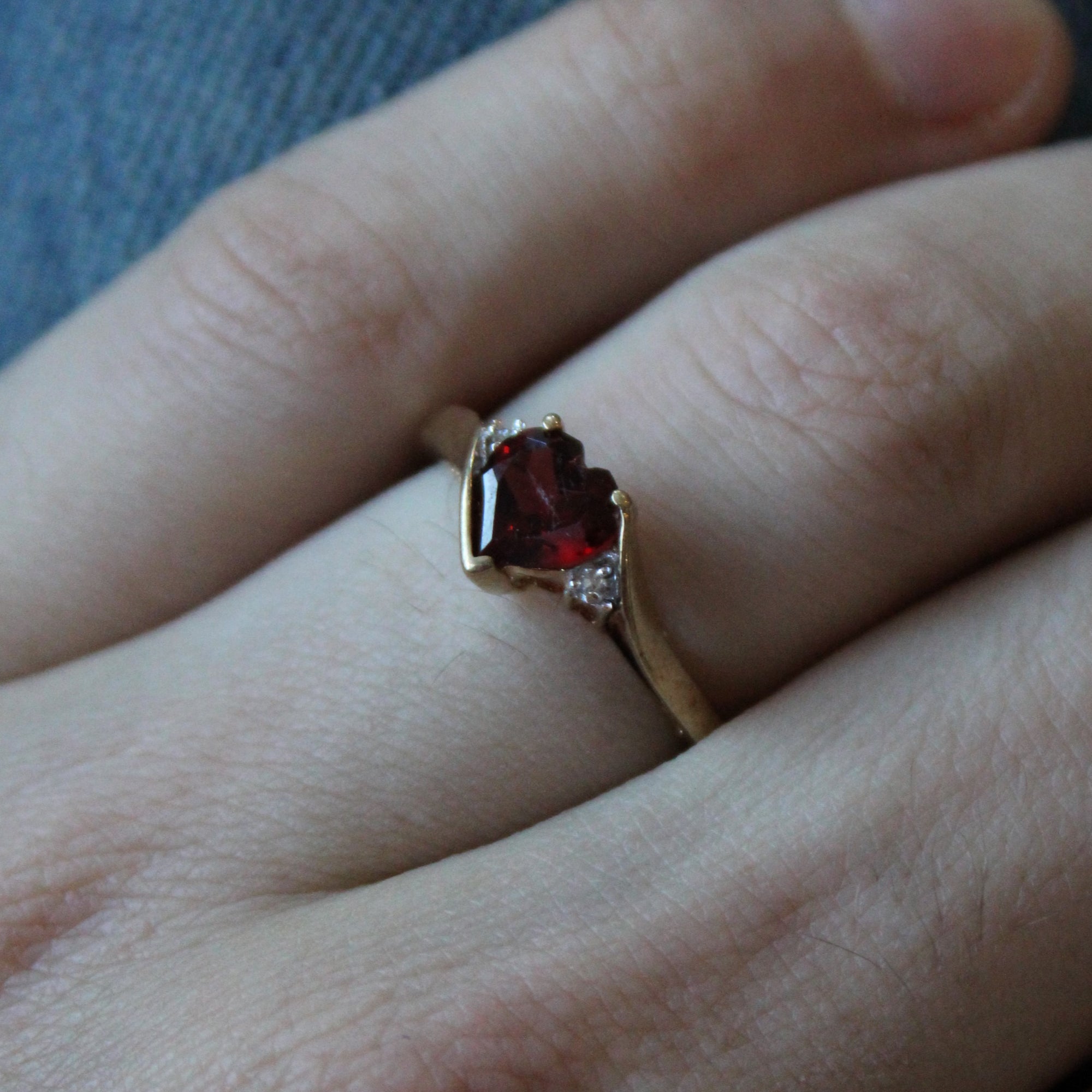 Garnet & Diamond Heart Ring | 1.07ct, 0.01ctw | SZ 7.75 |