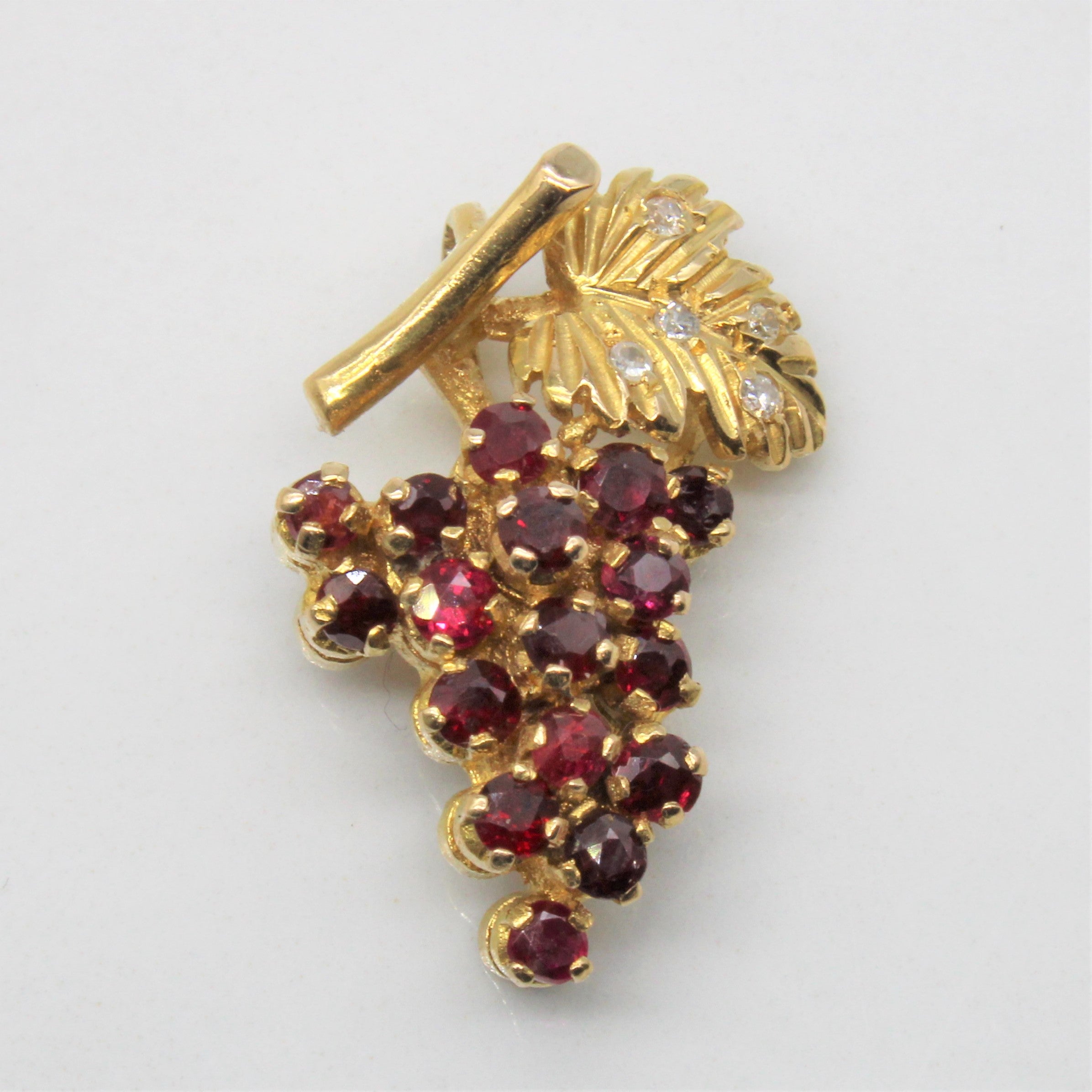Pendentif vigne en rubis et diamants | 0,70 ct, 0,05 ct | 