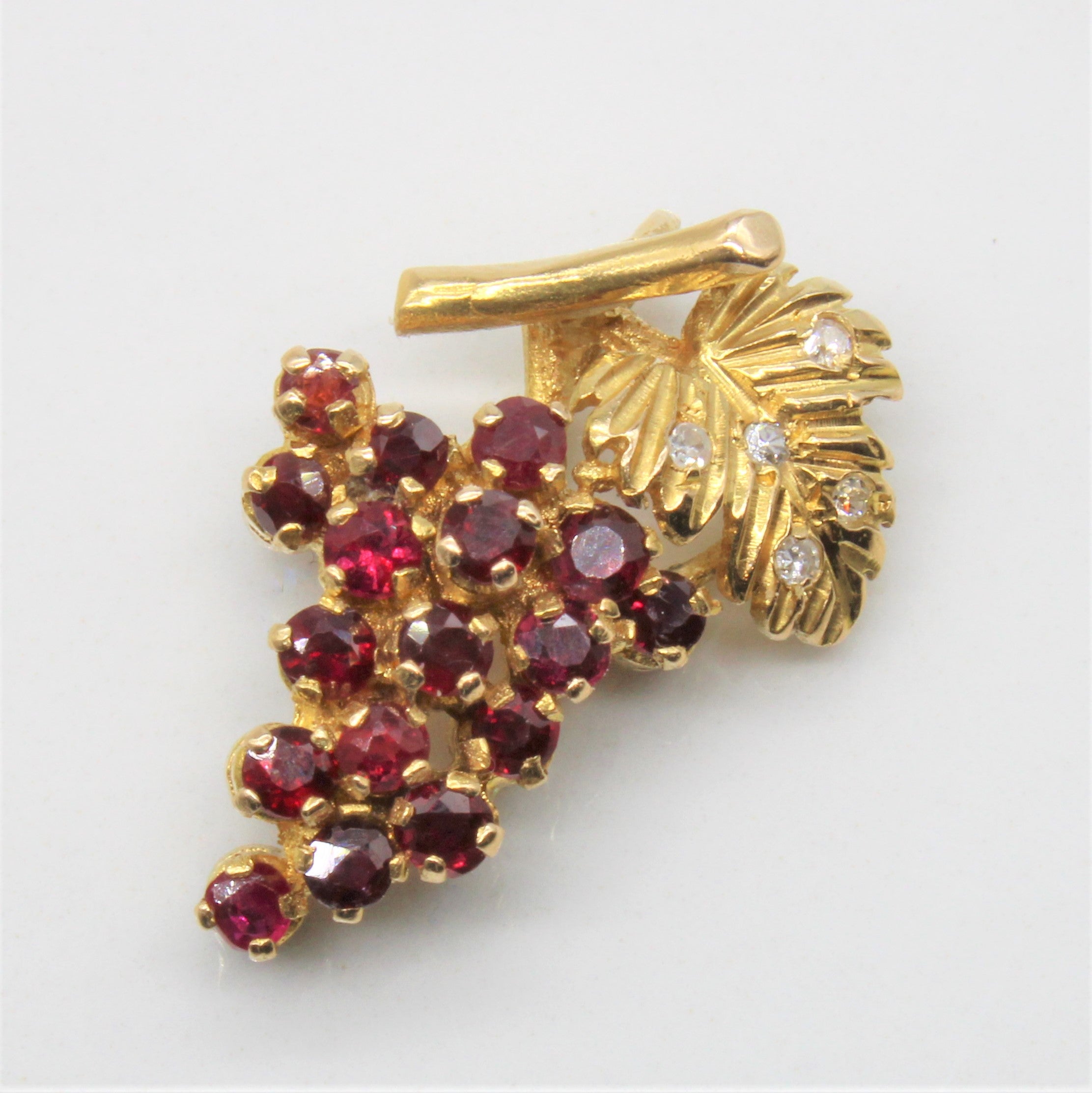 Pendentif vigne en rubis et diamants | 0,70 ct, 0,05 ct | 