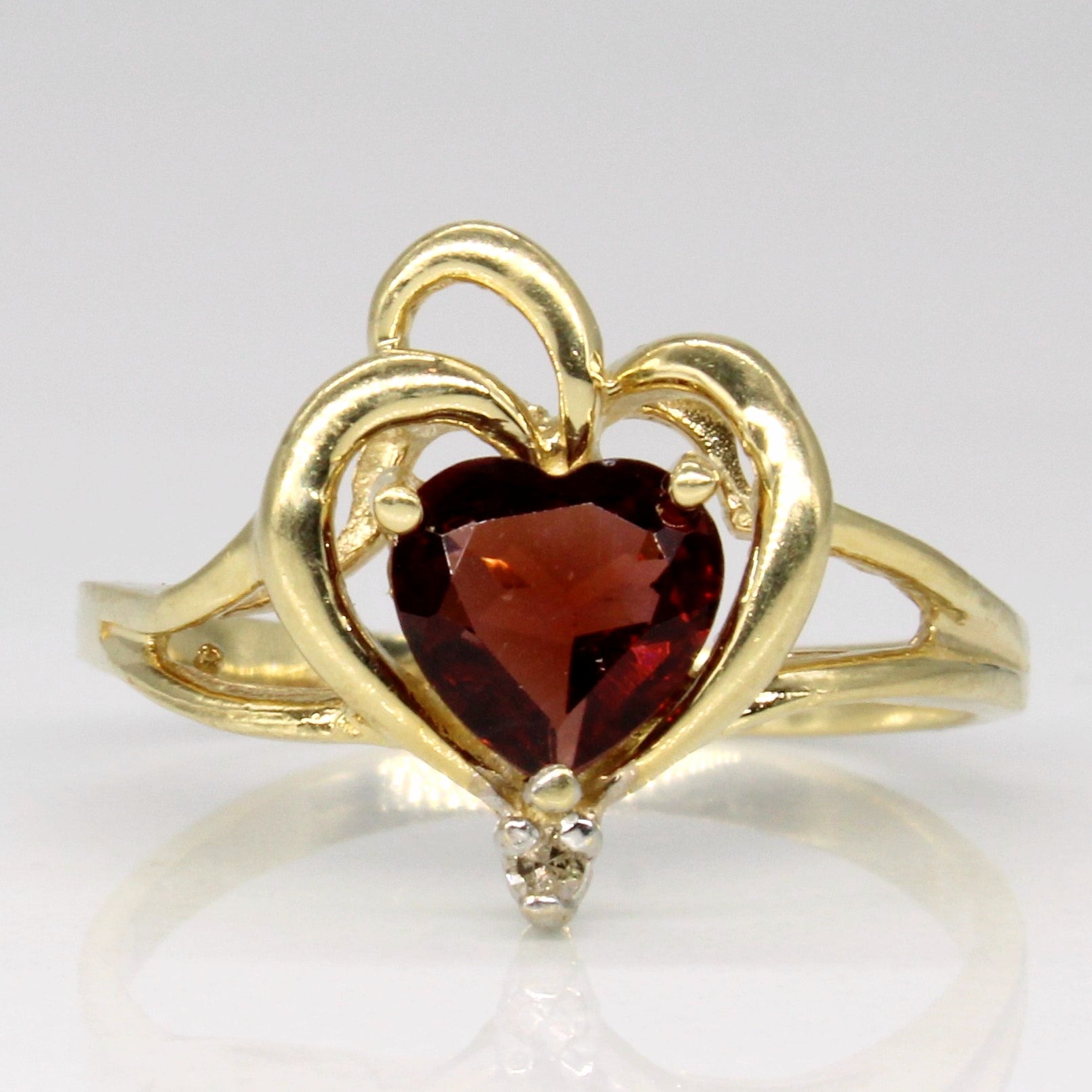 Garnet & Diamond Heart Ring | 0.60ct, 0.01ct | SZ 6.5 |