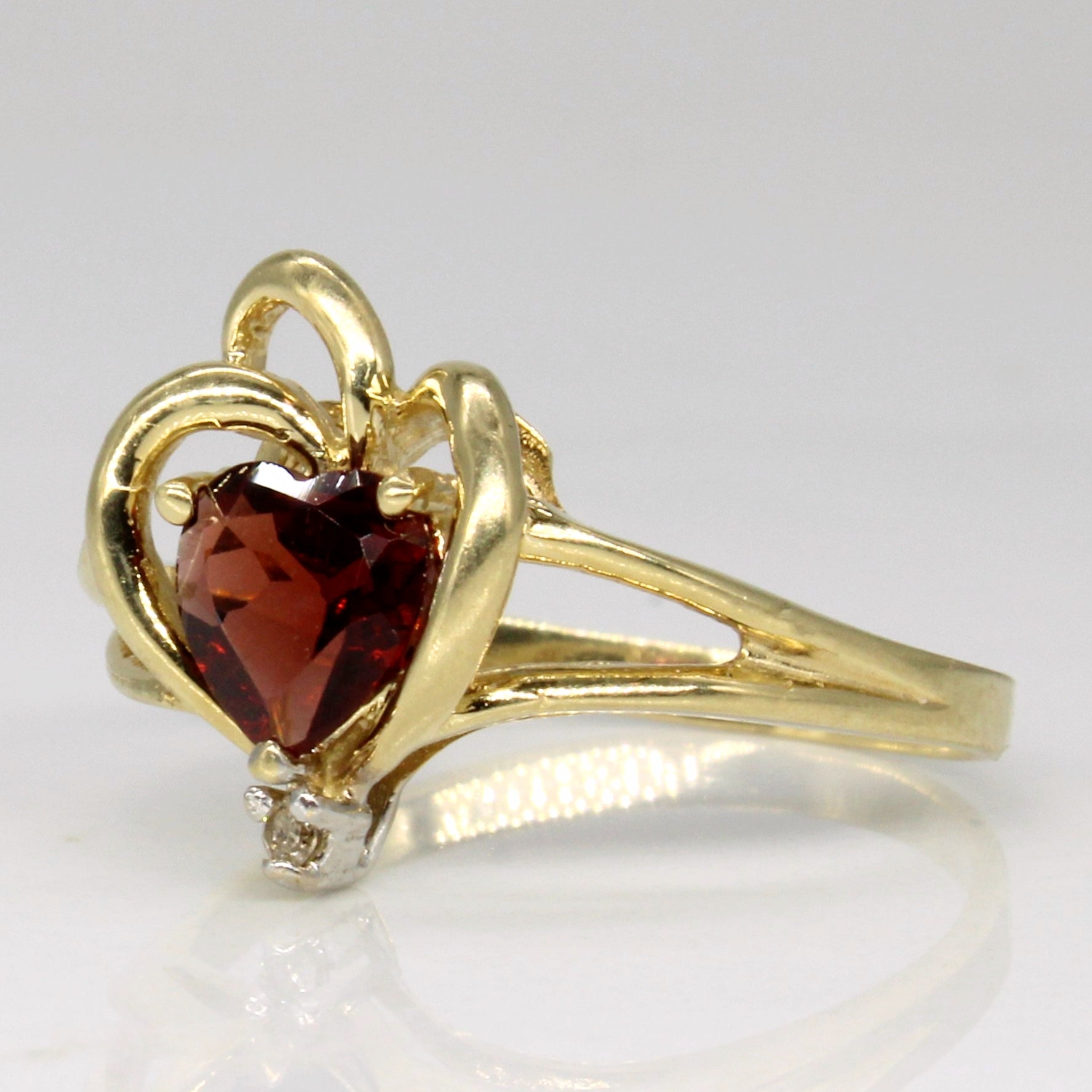 Garnet & Diamond Heart Ring | 0.60ct, 0.01ct | SZ 6.5 |