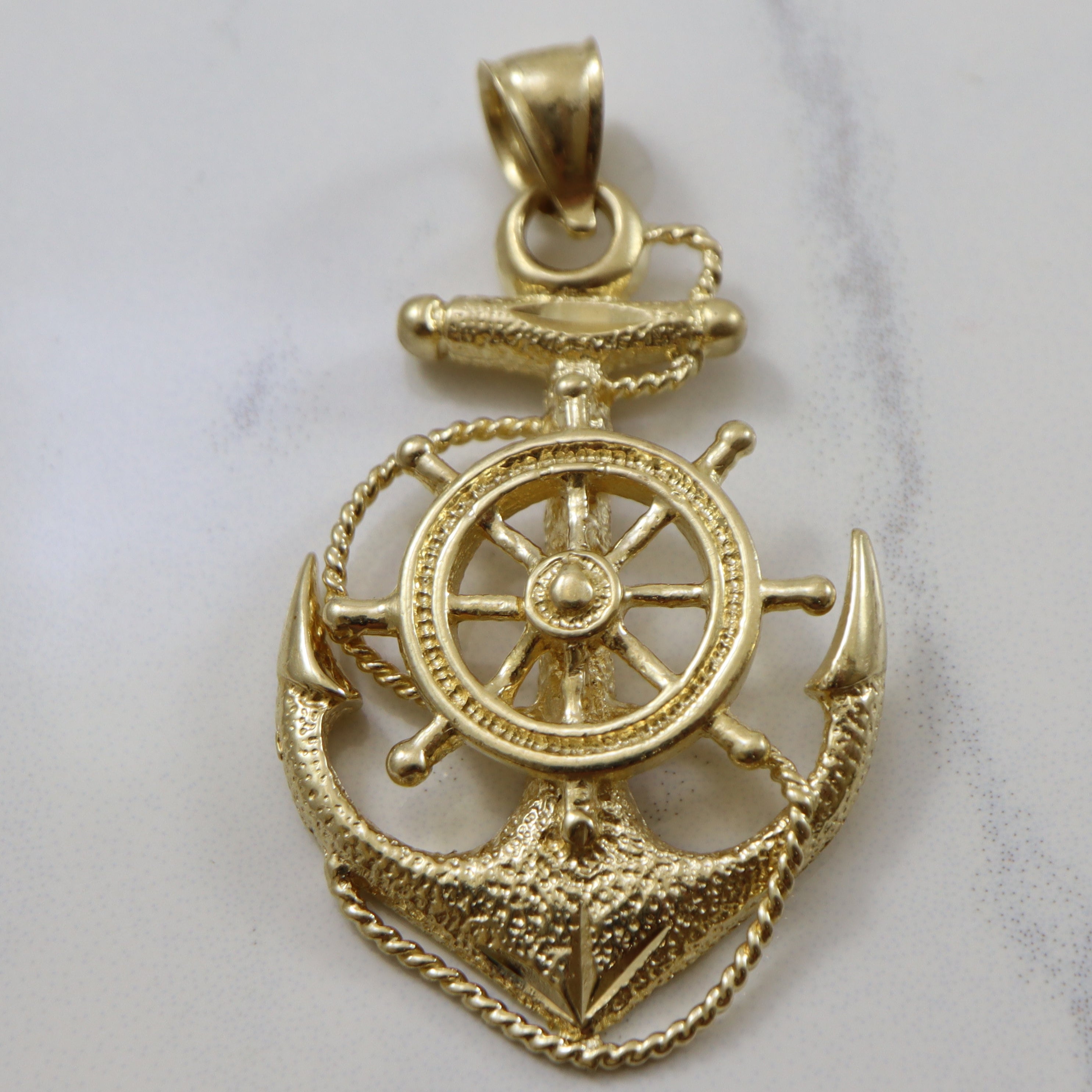 Yellow Gold Anchor Pendant |