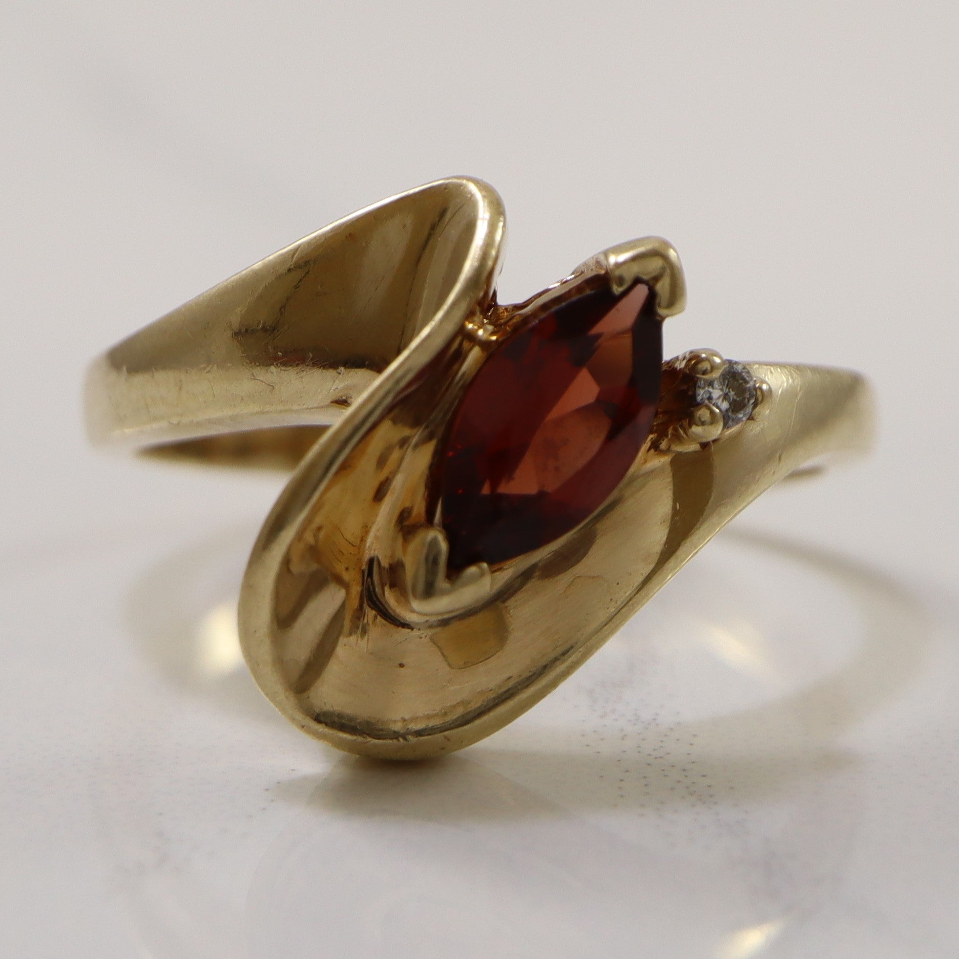 Bague Wave Bypass en grenat et diamants | 0,02 ct, 0,50 ct | Taille 8 | 