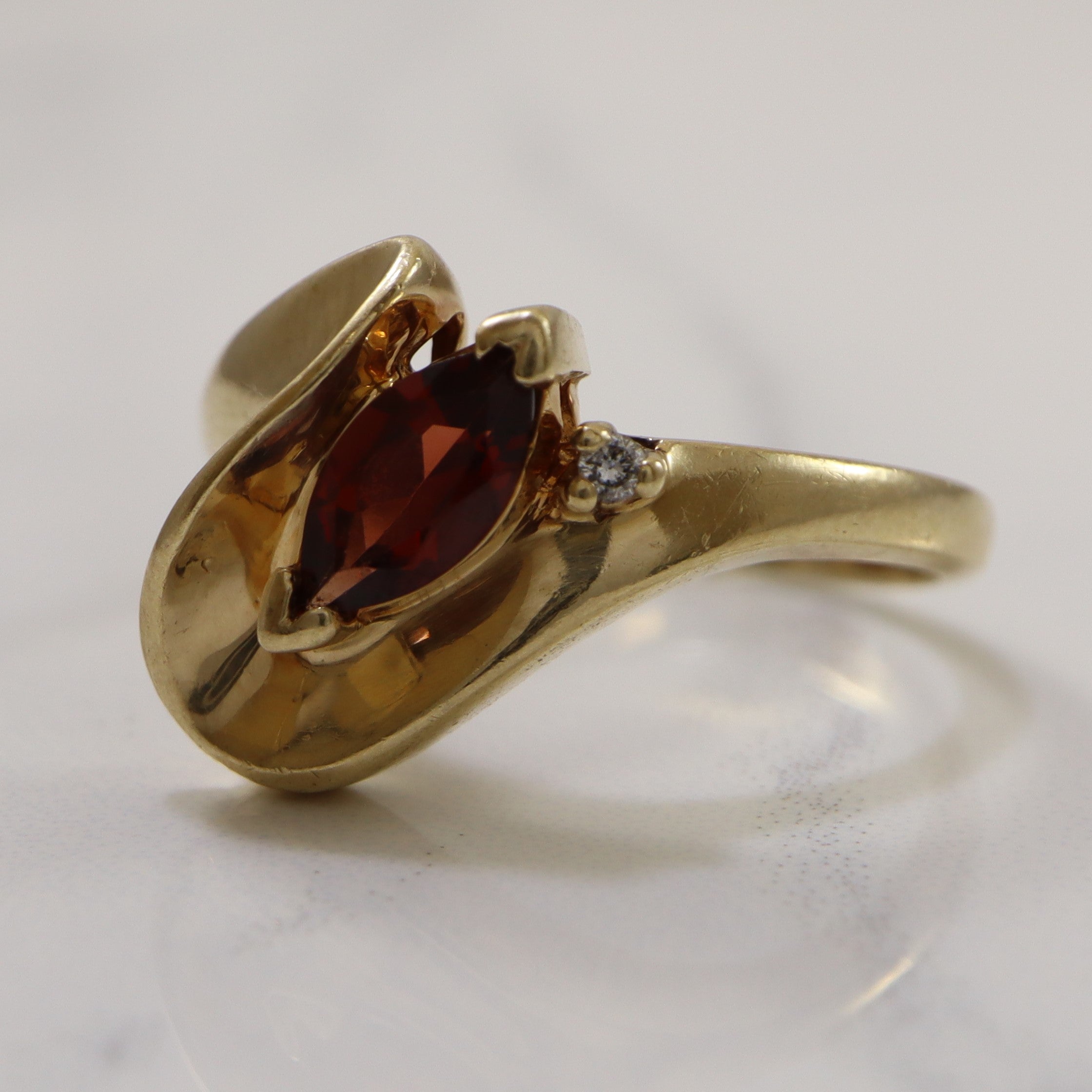 Bague Wave Bypass en grenat et diamants | 0,02 ct, 0,50 ct | Taille 8 | 