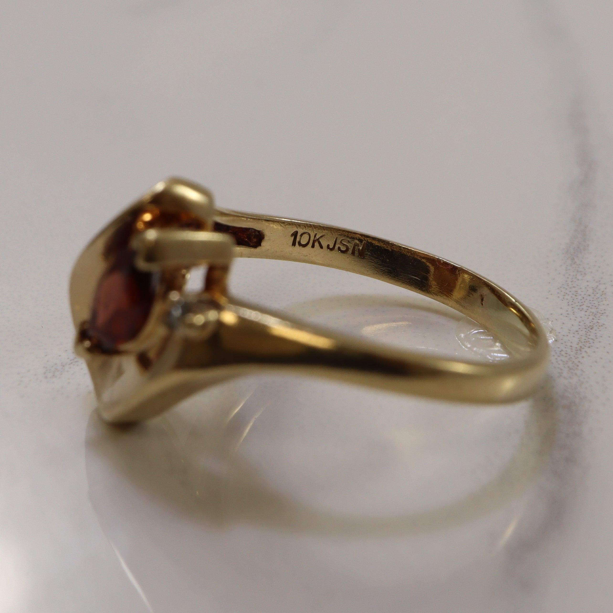 Bague Wave Bypass en grenat et diamants | 0,02 ct, 0,50 ct | Taille 8 | 