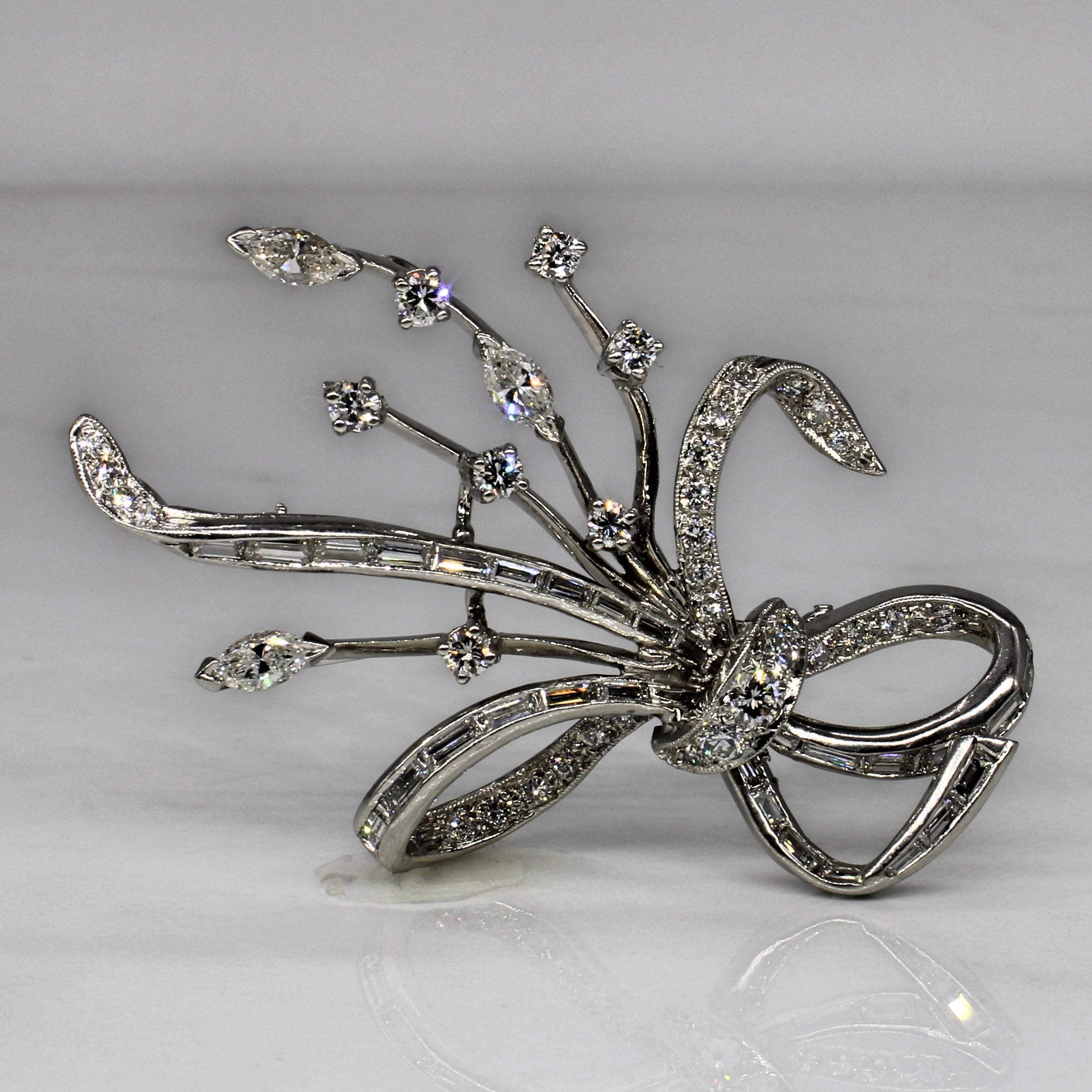 Broche ruban ornée de diamants | 1,89 ct | 