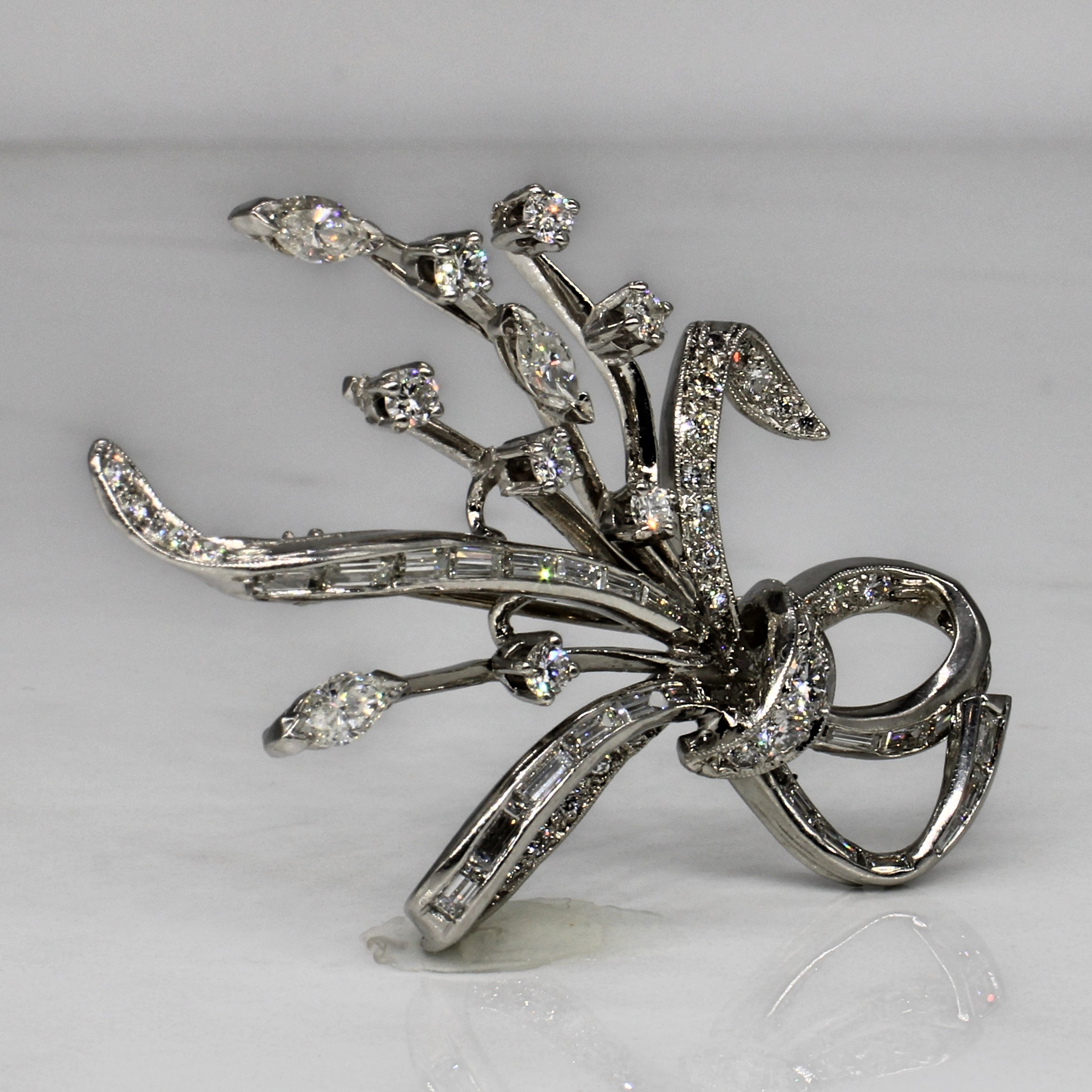 Broche ruban ornée de diamants | 1,89 ct | 