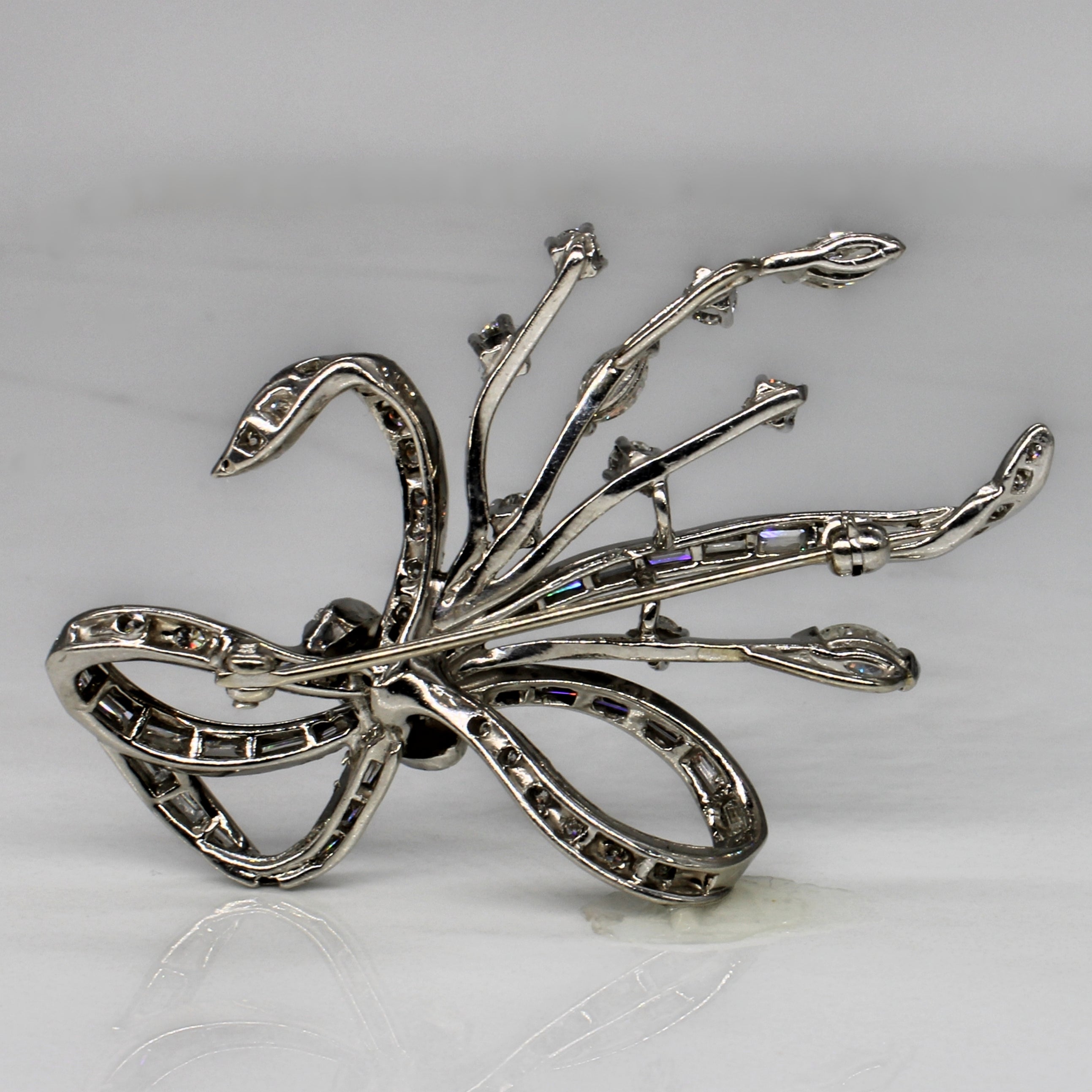 Broche ruban ornée de diamants | 1,89 ct | 