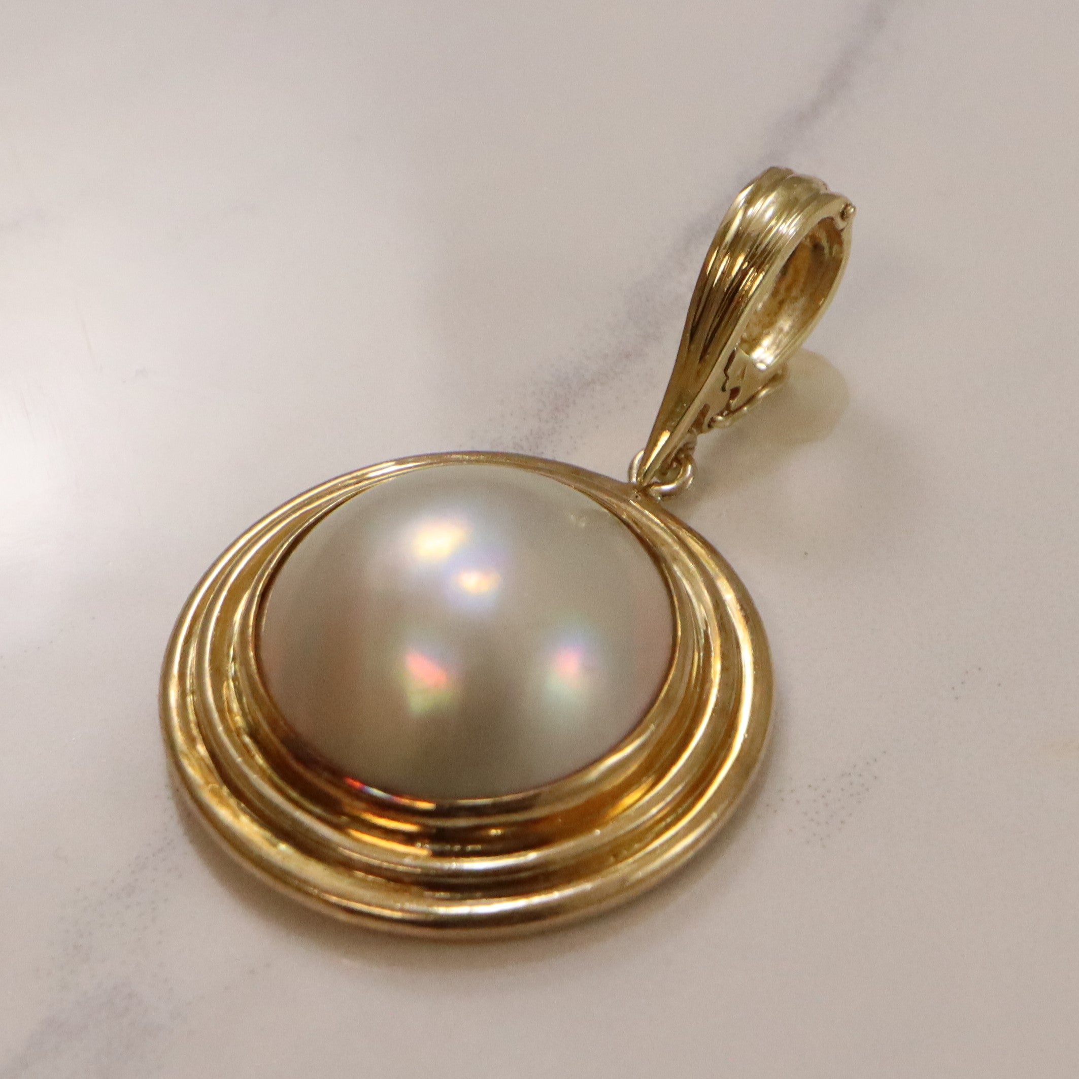 Bezel Set Mabe Pearl Pendant | 20.00ct |