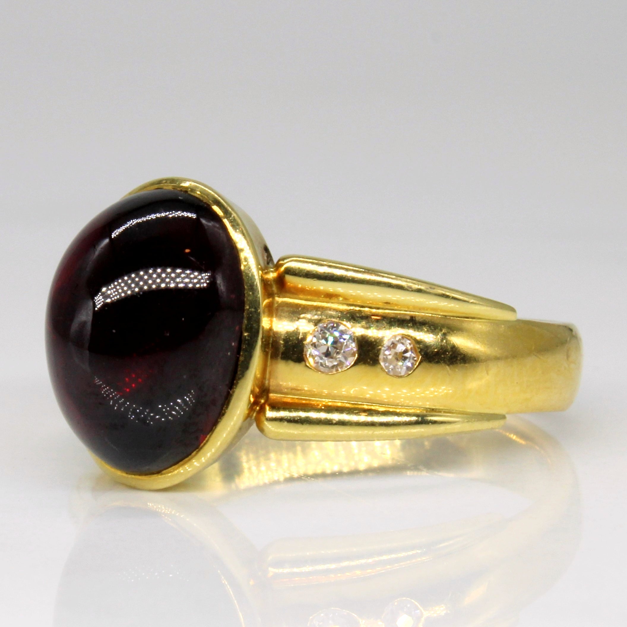 Bague en cabochon de grenat et diamants | 5,90 ct, 0,09 ct au total | Taille 9 | 