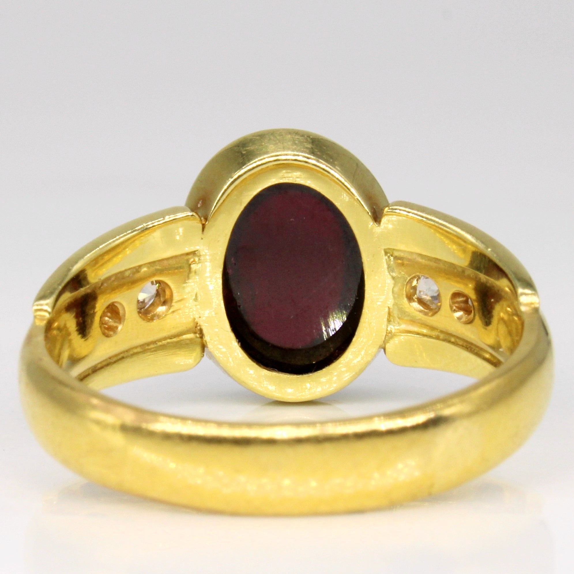 Bague en cabochon de grenat et diamants | 5,90 ct, 0,09 ct au total | Taille 9 | 