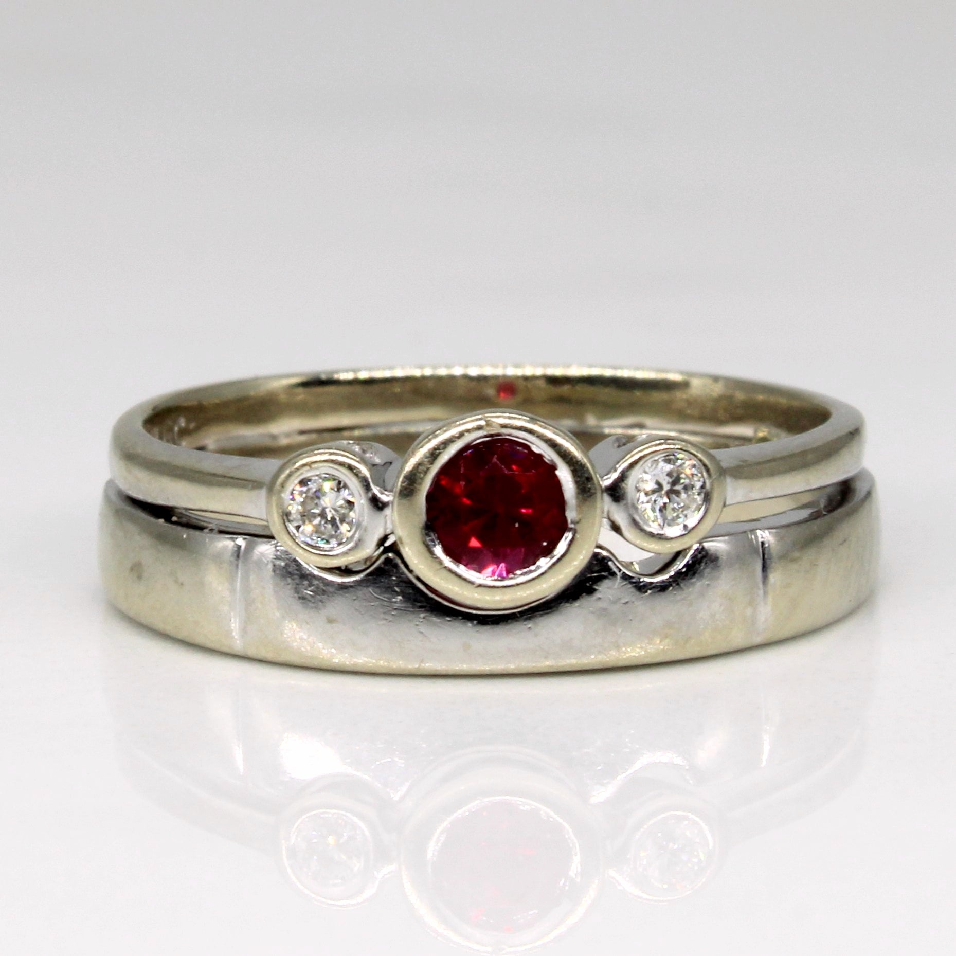 Alliance et bague de fiançailles sertie de rubis synthétiques et de diamants | 0,14 ct, 0,04 ct au total | Taille 5,25 | 