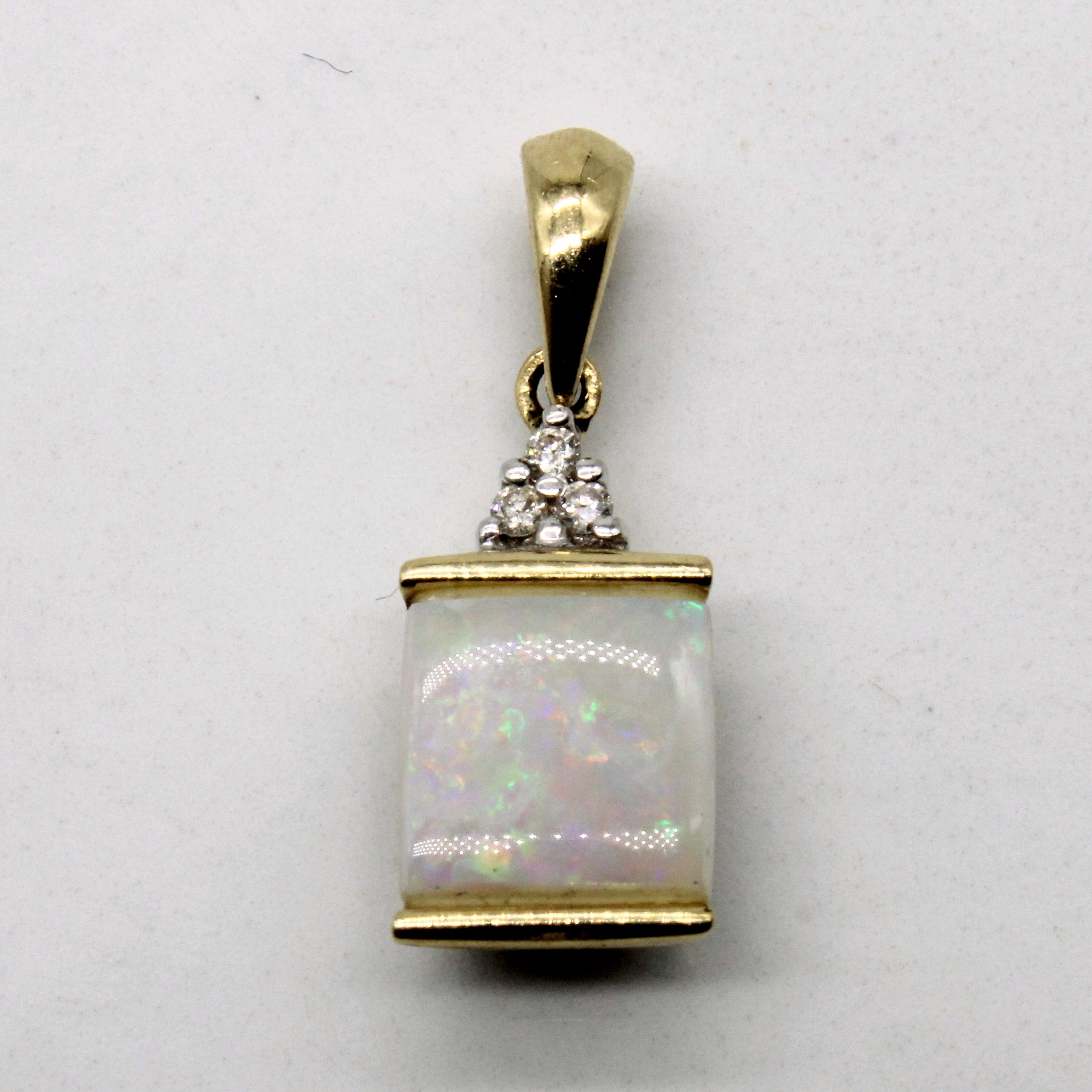 Pendentif en opale et diamants | 0,60 ct, 0,03 ct au total | 