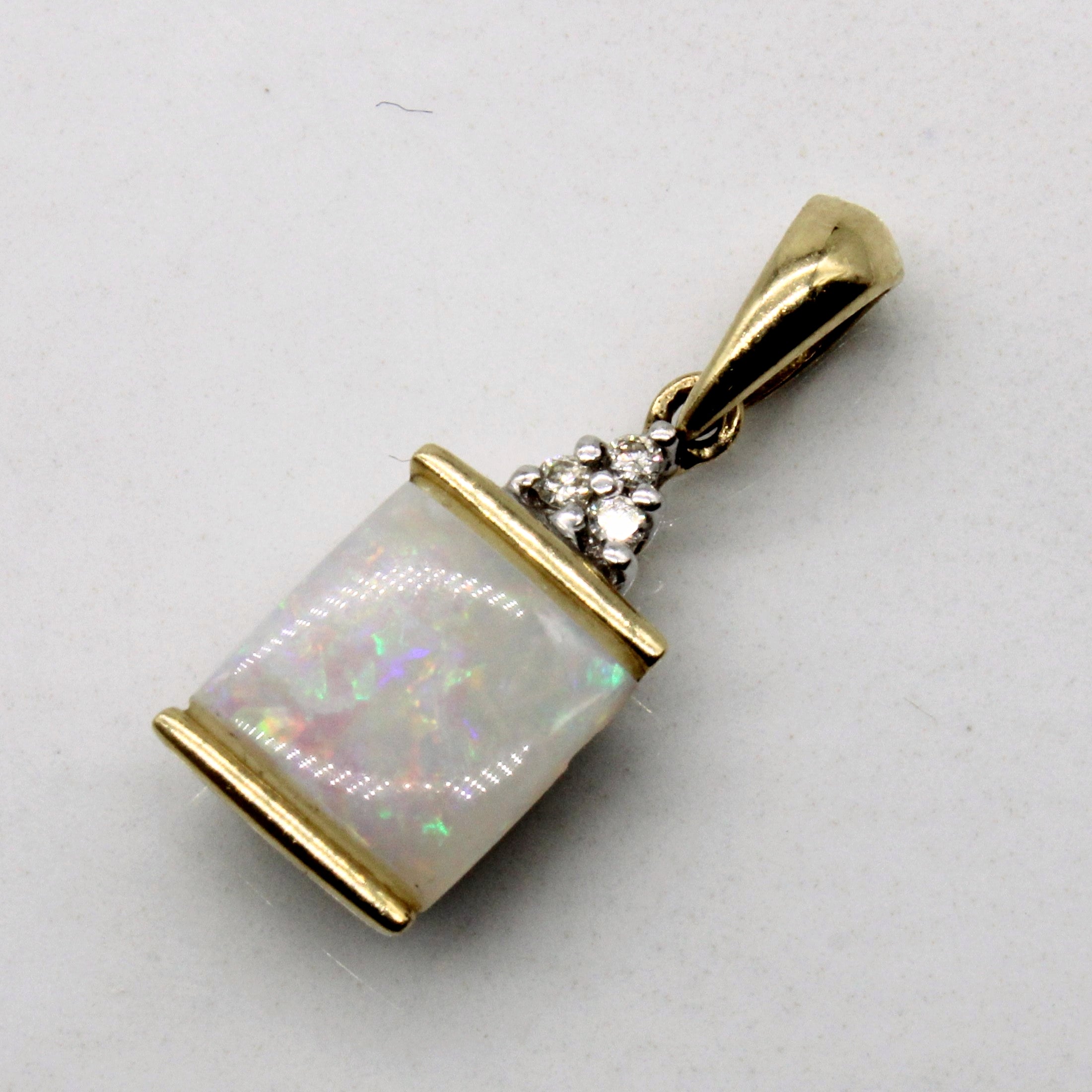 Pendentif en opale et diamants | 0,60 ct, 0,03 ct au total | 