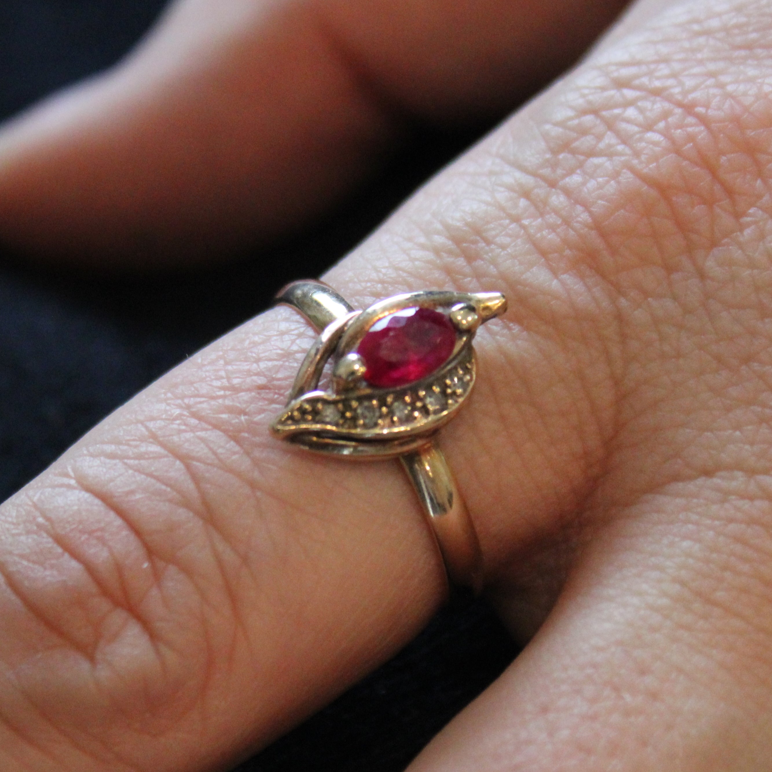 Bague rubis et diamants | 0,30 ct, 0,09 ct au total | Taille 10,5 | 