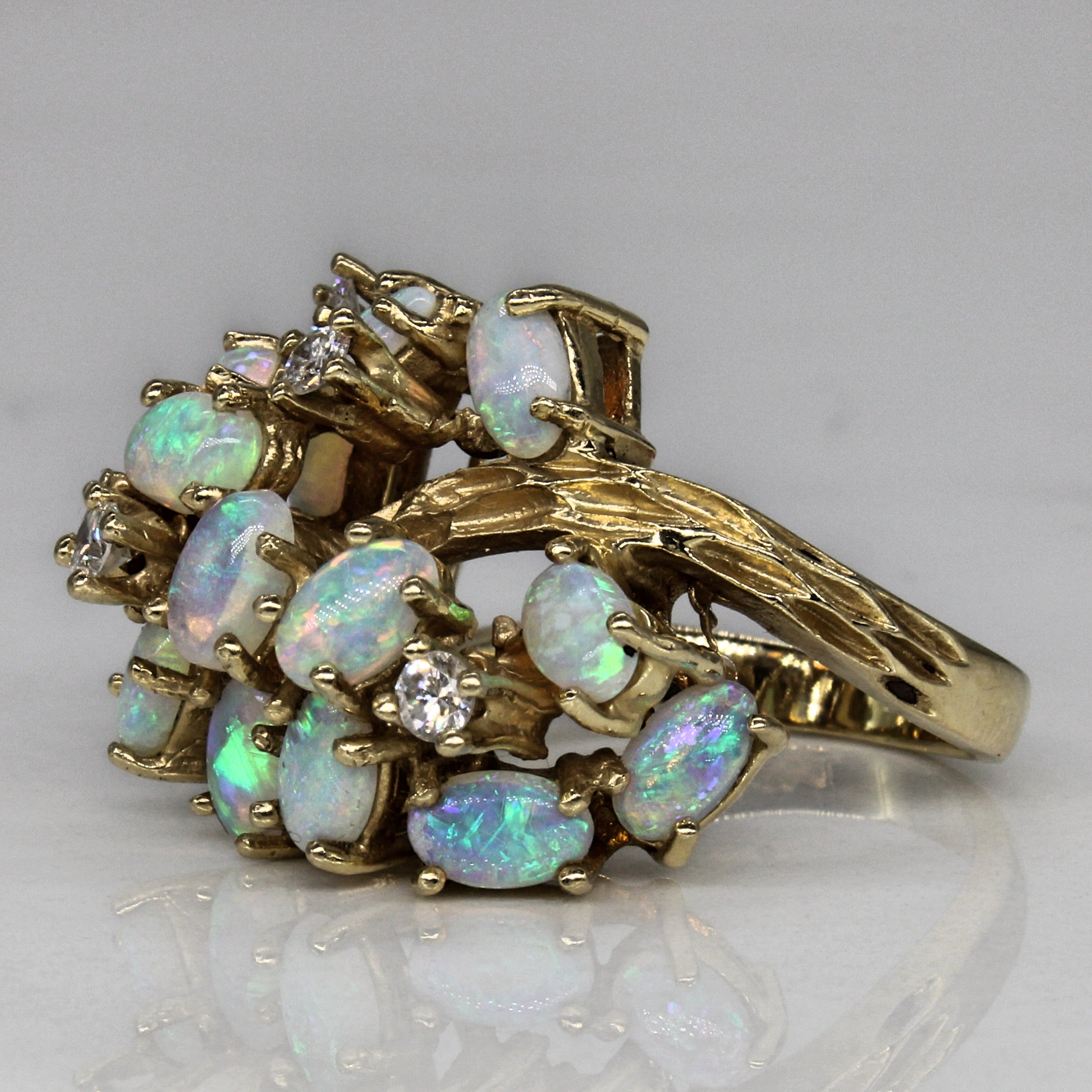 Bague sertie haut en opale et diamants | 2,30 ct, 0,23 ct | Taille 5 | 