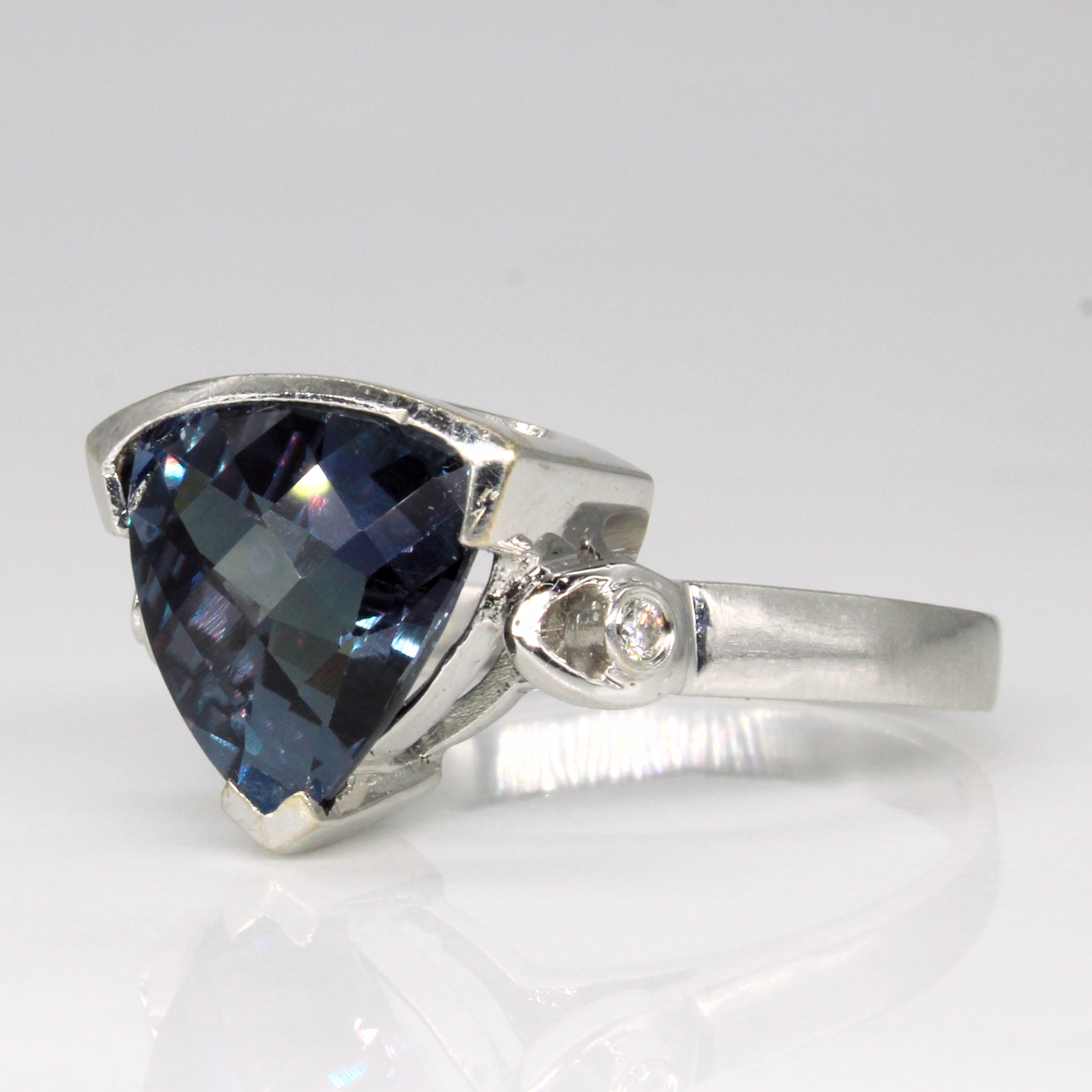 Bague en saphir synthétique à changement de couleur et diamants | 5,00 ct, 0,04 ct au total | Taille 8,75 | 