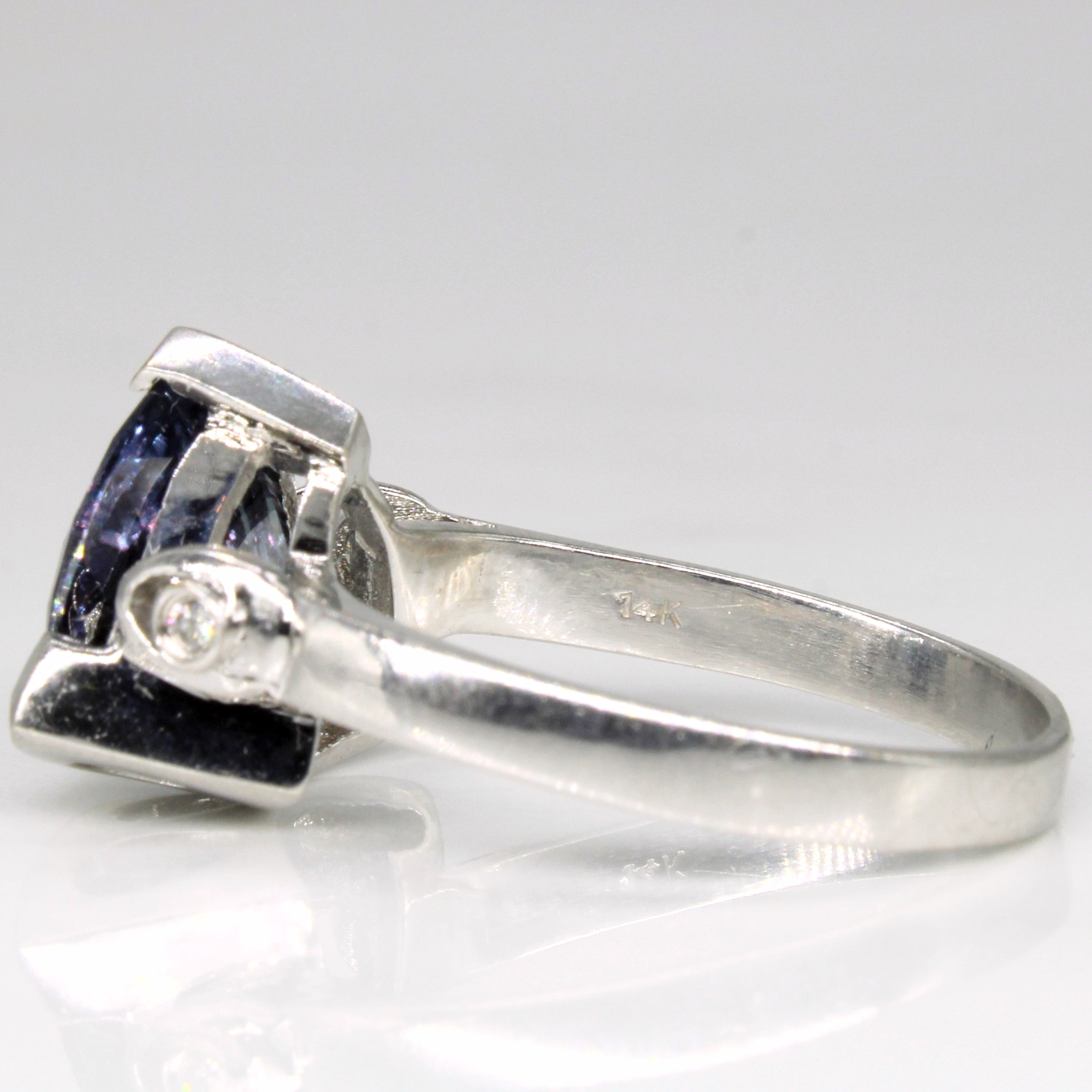 Bague en saphir synthétique à changement de couleur et diamants | 5,00 ct, 0,04 ct au total | Taille 8,75 | 