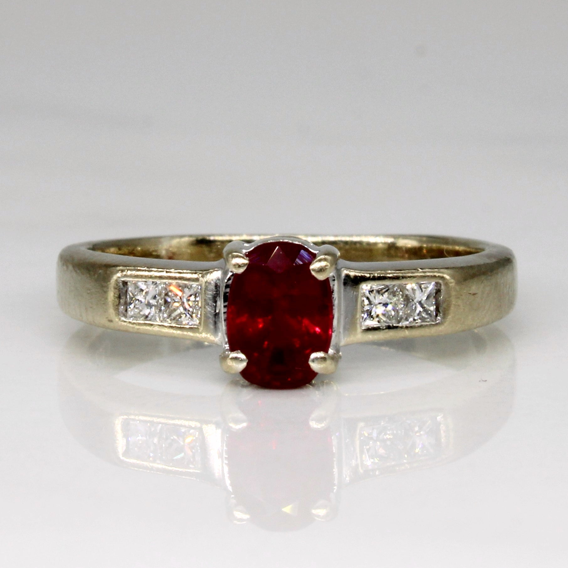 Bague de fiançailles en rubis synthétique et diamants | 0,70 ct, 0,10 ct au total | Taille 6 | 