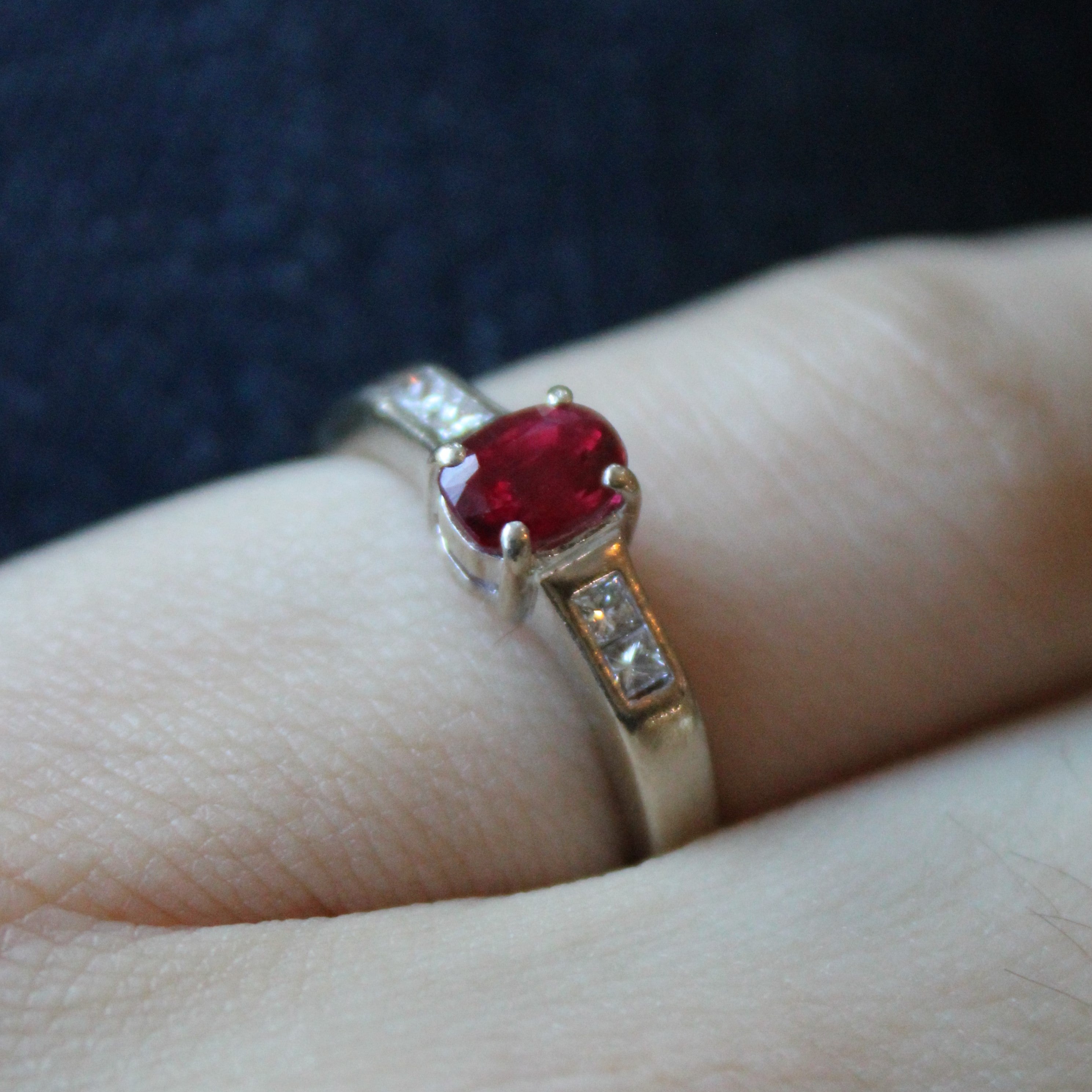 Bague de fiançailles en rubis synthétique et diamants | 0,70 ct, 0,10 ct au total | Taille 6 | 
