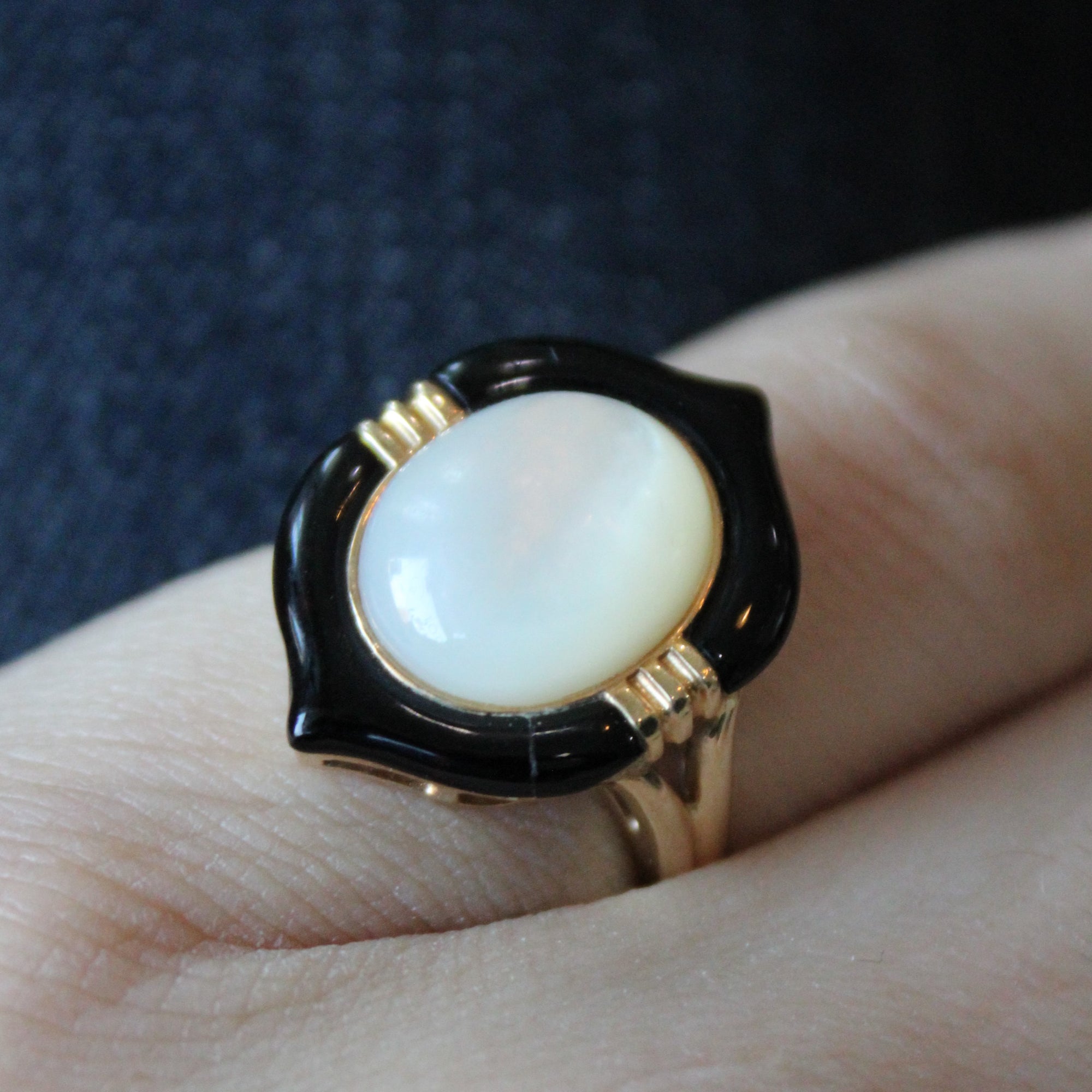 Mother of Pearl Cabochon & Onyx Ring | 4.00ct, 1.50ctw | SZ 5.25 |