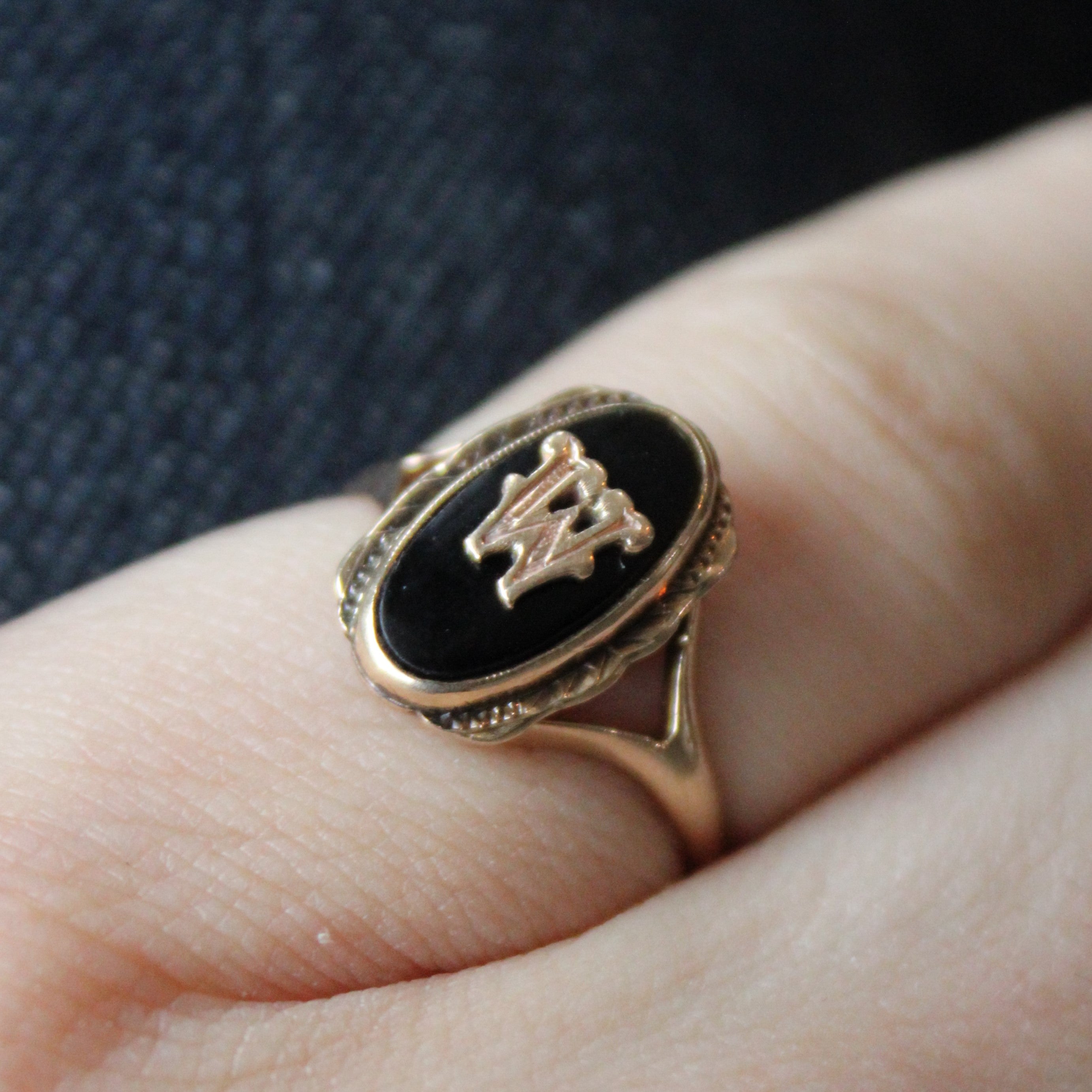 Bague initiale en onyx « W » | 0,84 ct | Taille 5 | 