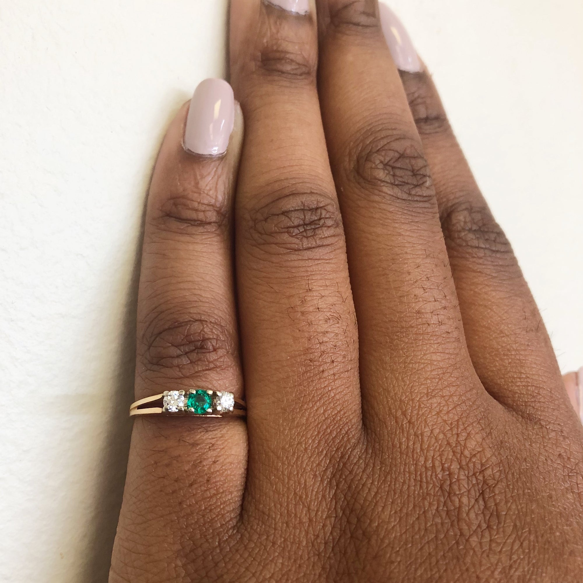 Diamond & Emerald Split Shank Ring | 0.20ctw, 0.14ct | SZ 5.25 |