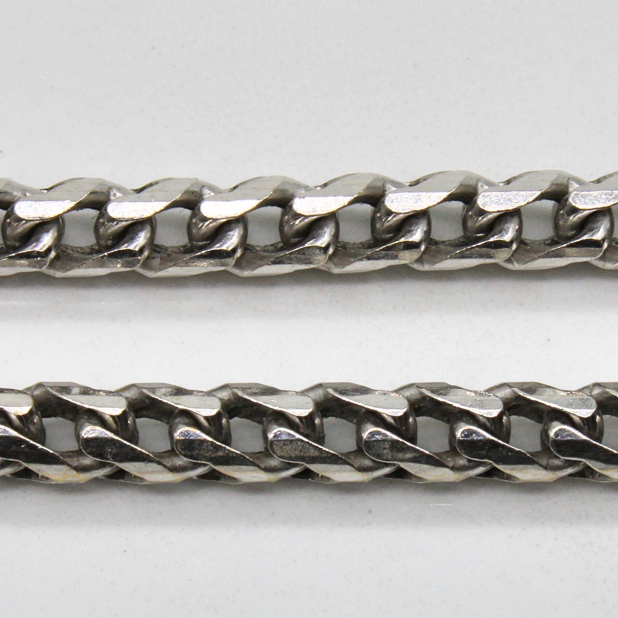 18k White Gold Rounded Curb Chain | 26